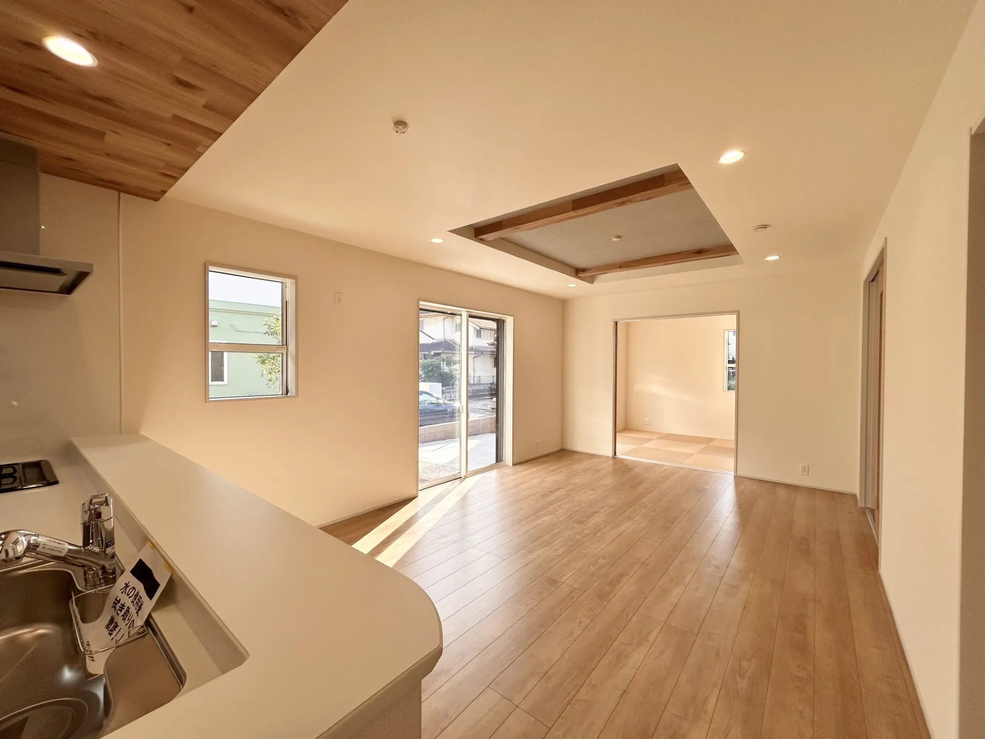 【リビング】対面式キッチンはリビングとの距離が近く家事をしながら家族との会話も弾みます。