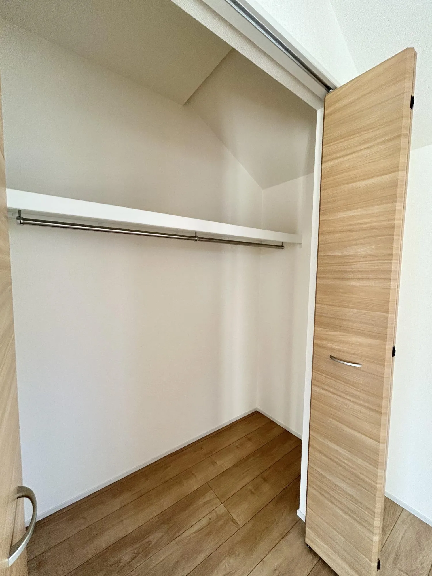 【可変型洋室クローゼット】奥行きのあるクローゼット