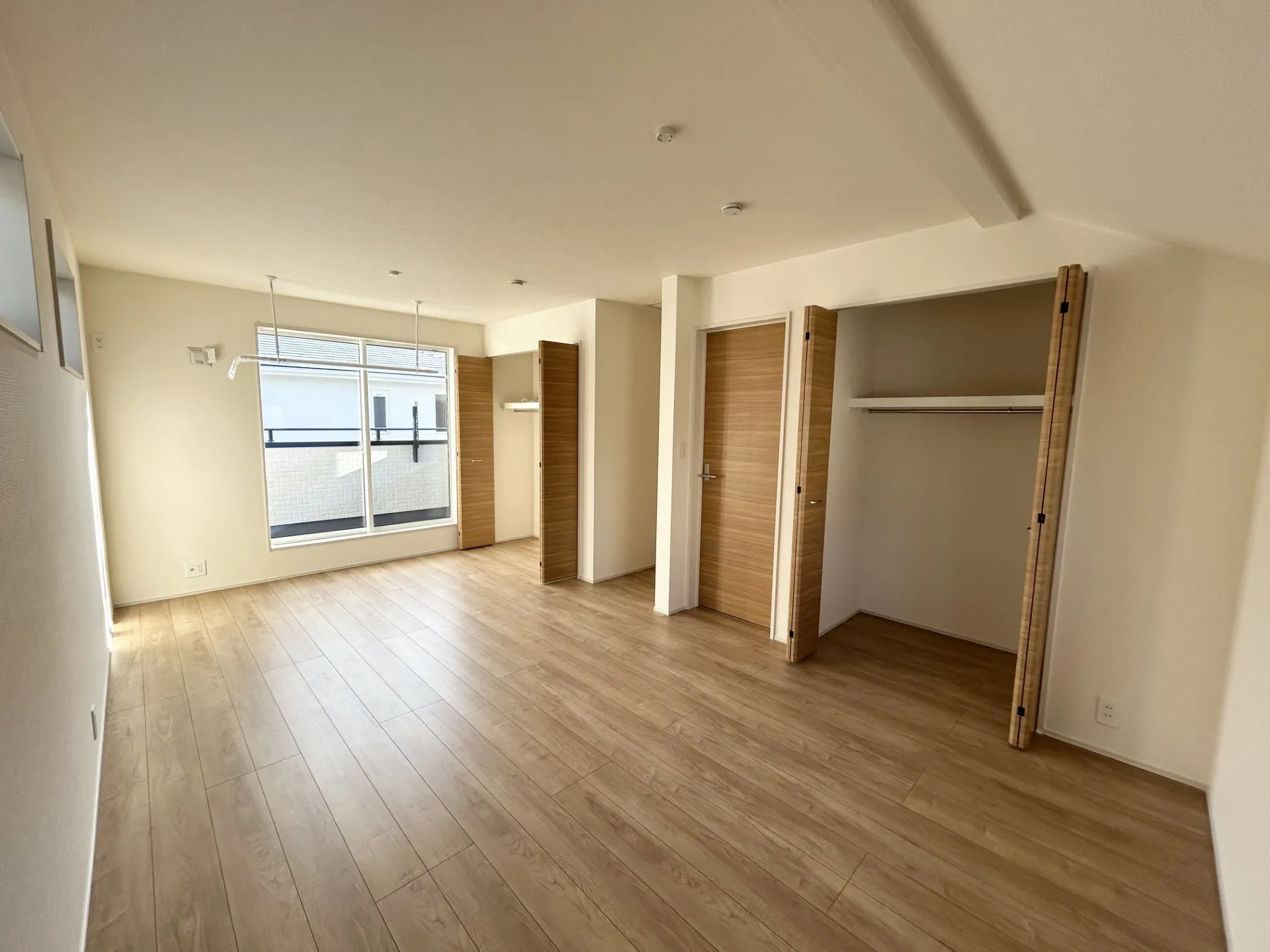 【可変型洋室】11.25帖のフレキシブルルーム。間仕切壁で2部屋にアレンジできるよう2ドア2クローゼットが配置済み。間仕切壁を設置する場合の工事は有償となります。