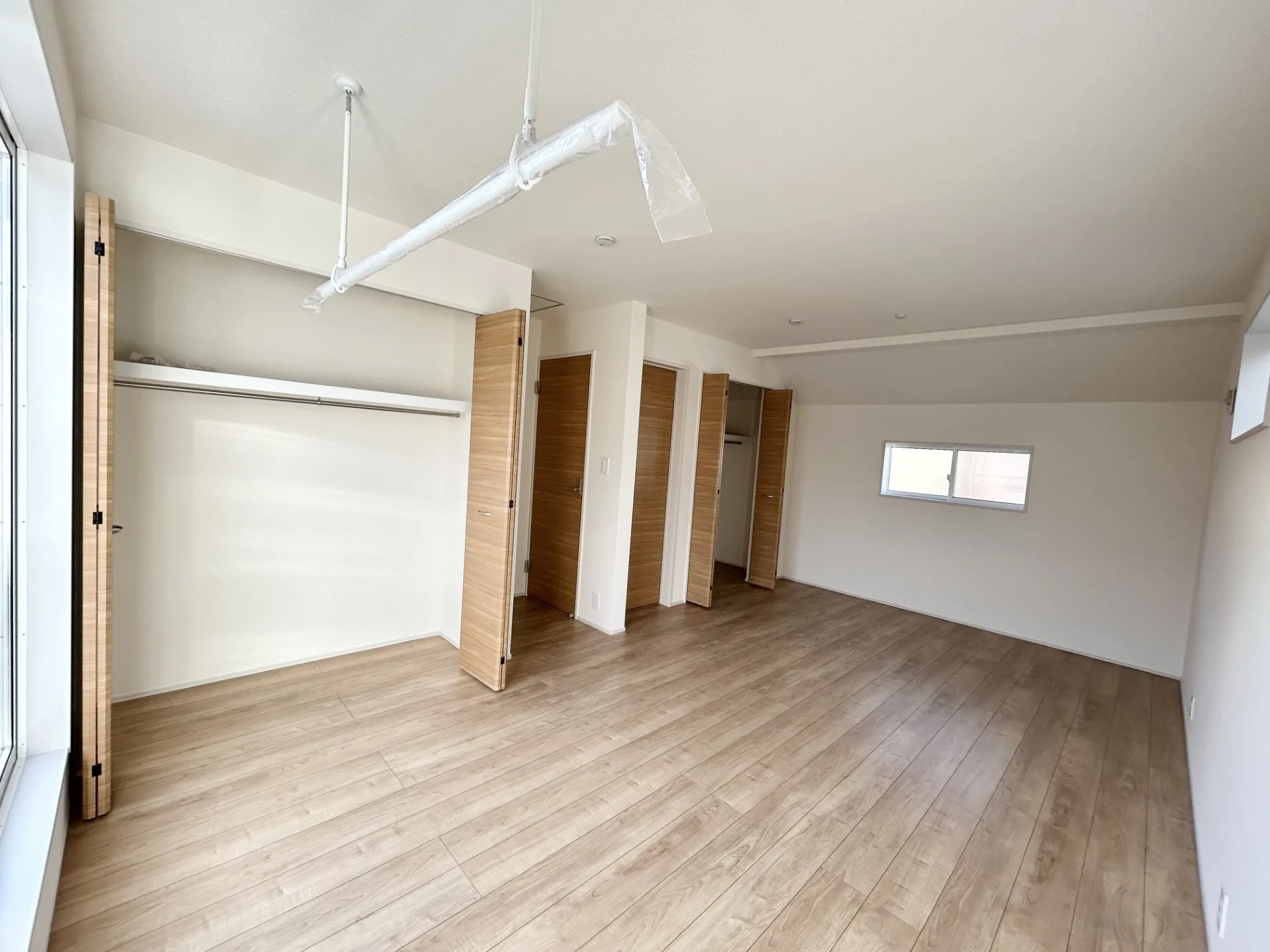 【可変型洋室】雨の日もあると安心な室内物干しも付いています。取り外しも可能です。