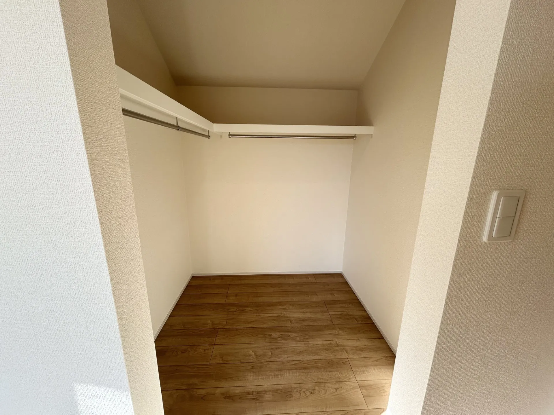 【勾配天井ウォークインクローゼット】WICがある使い勝手のよいお部屋です。