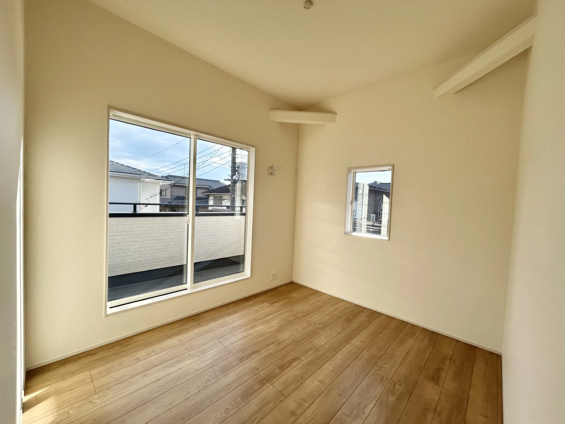 【勾配天井】開放感を演出する勾配天井を採用した5.25帖の洋室