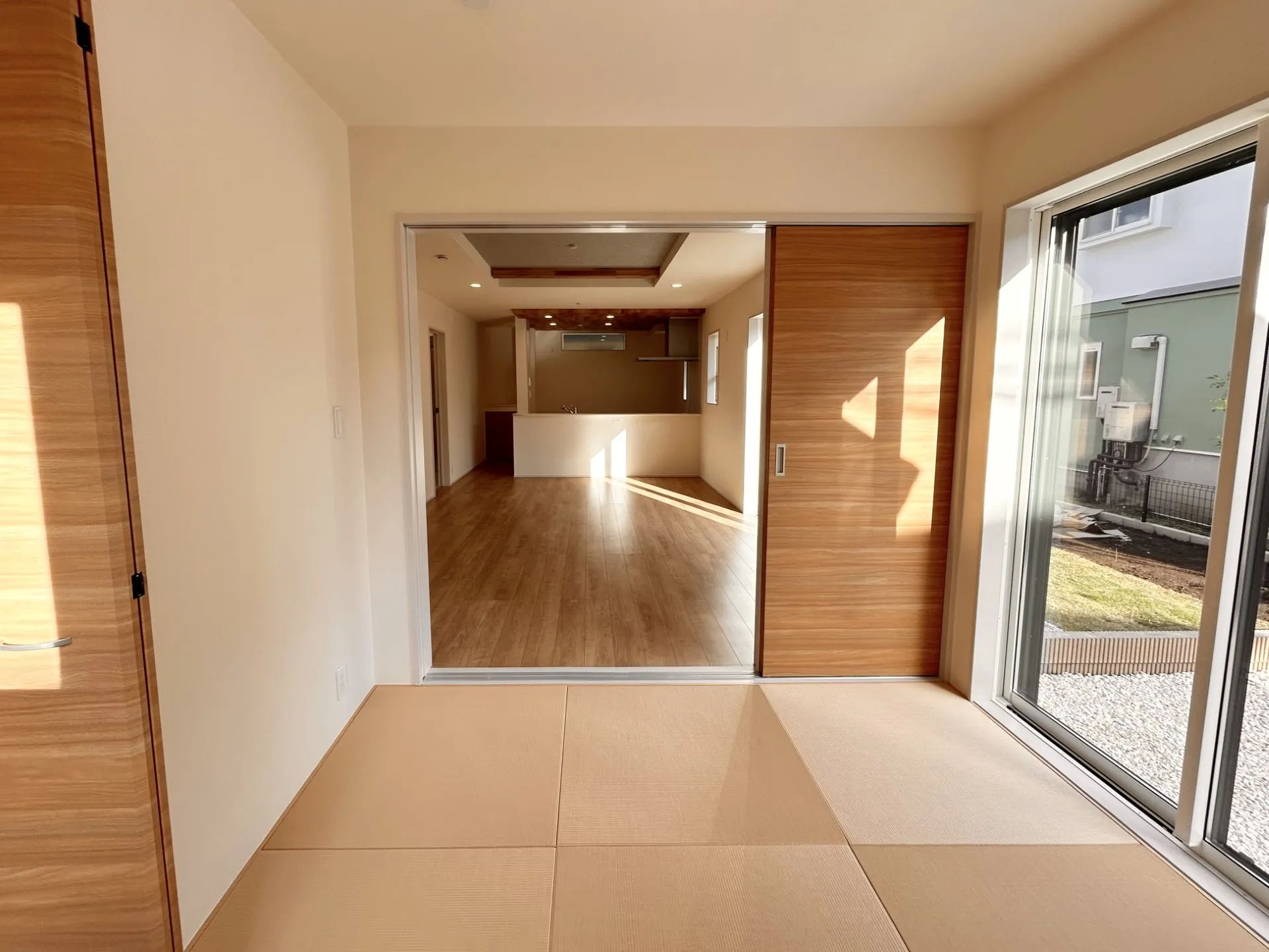 【和室】扉を開ければ、リビングと一体。家族の時間をやさしく包む4.5帖の洋風和室。