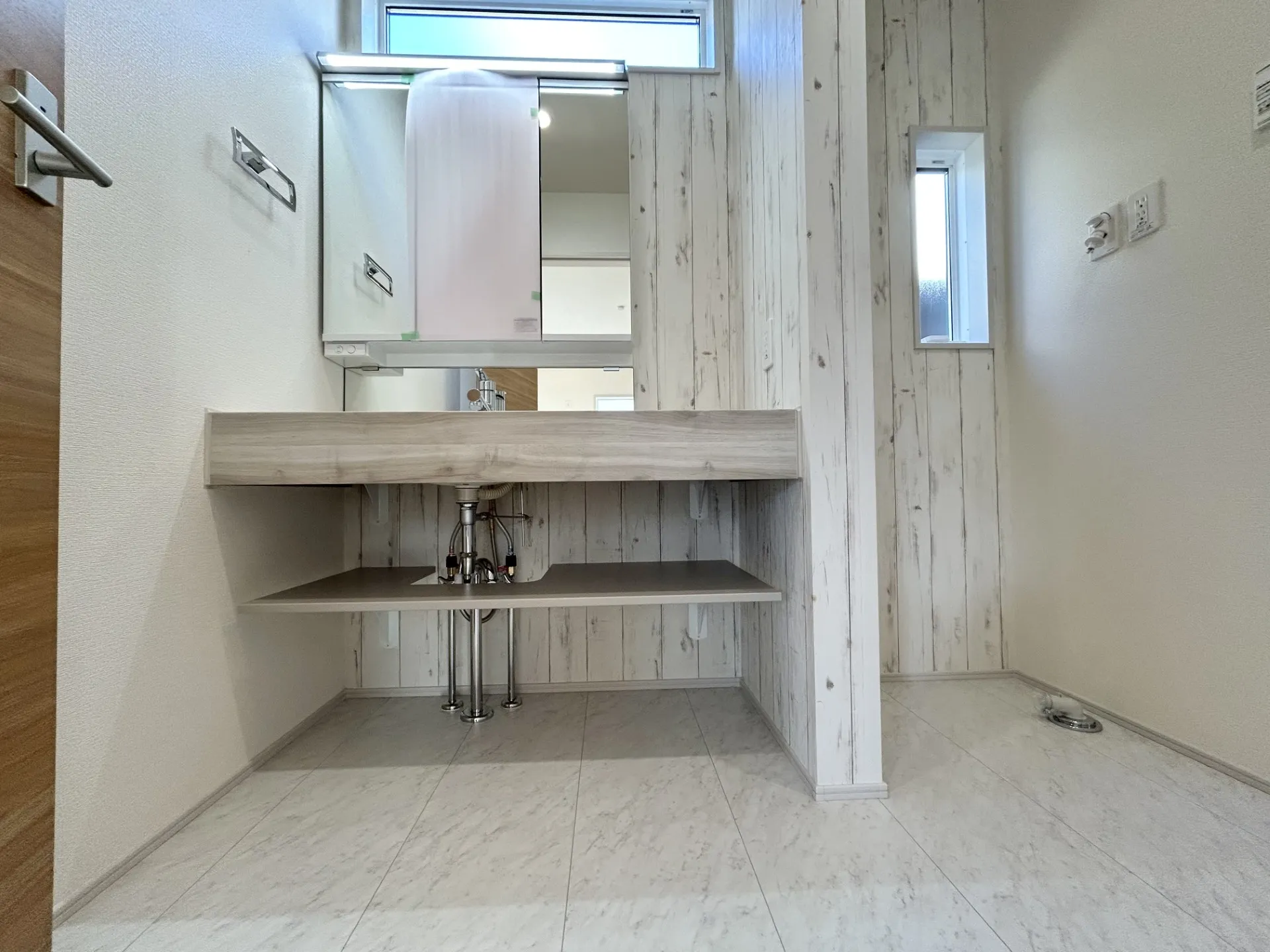 【洗面化粧台】デザイン性と使いやすさを両立した三面鏡付きオープンサニタリーを採用。