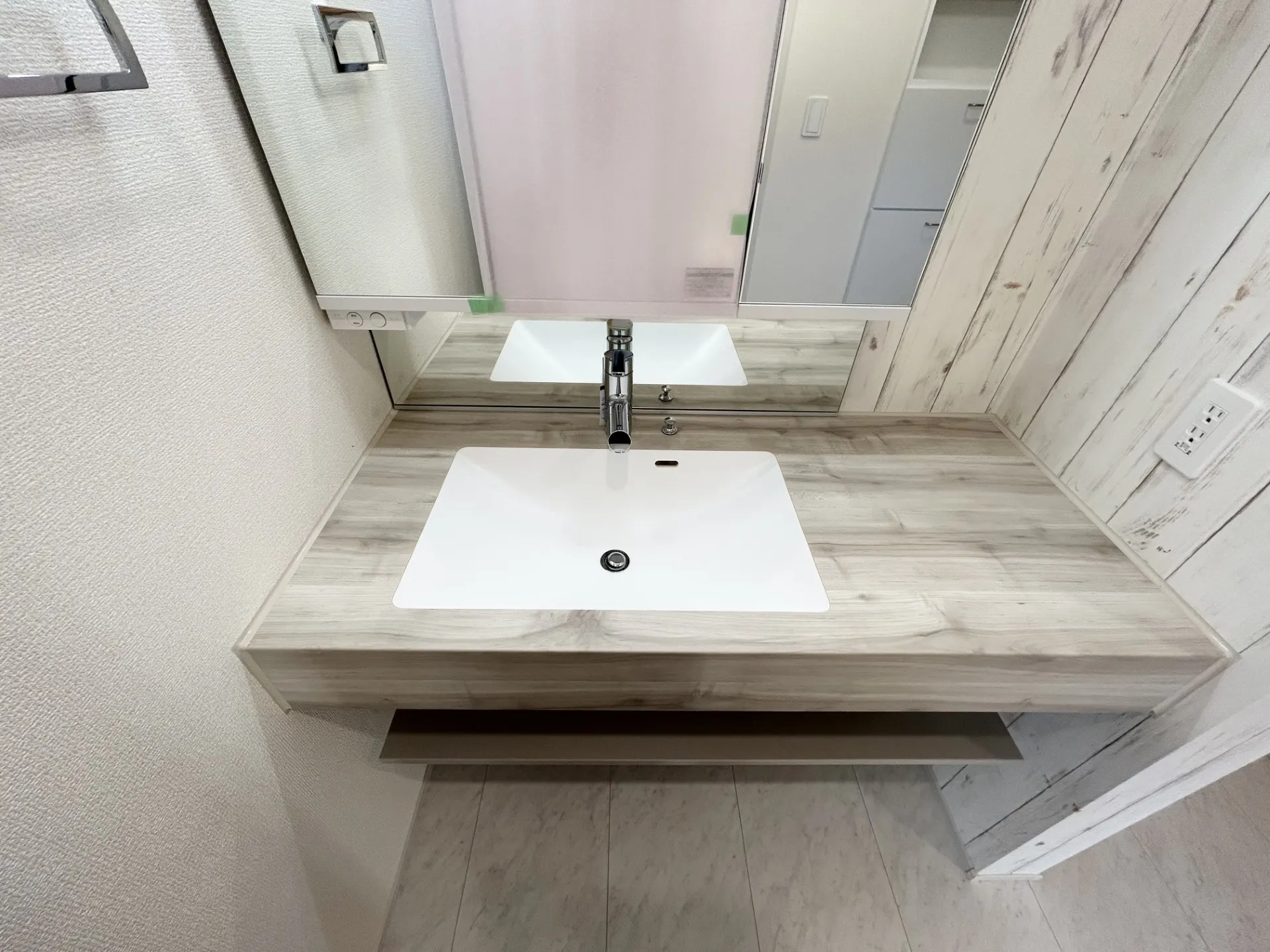 【洗面化粧台】お掃除しやすいフルフラットカウンターのオープンサニタリー