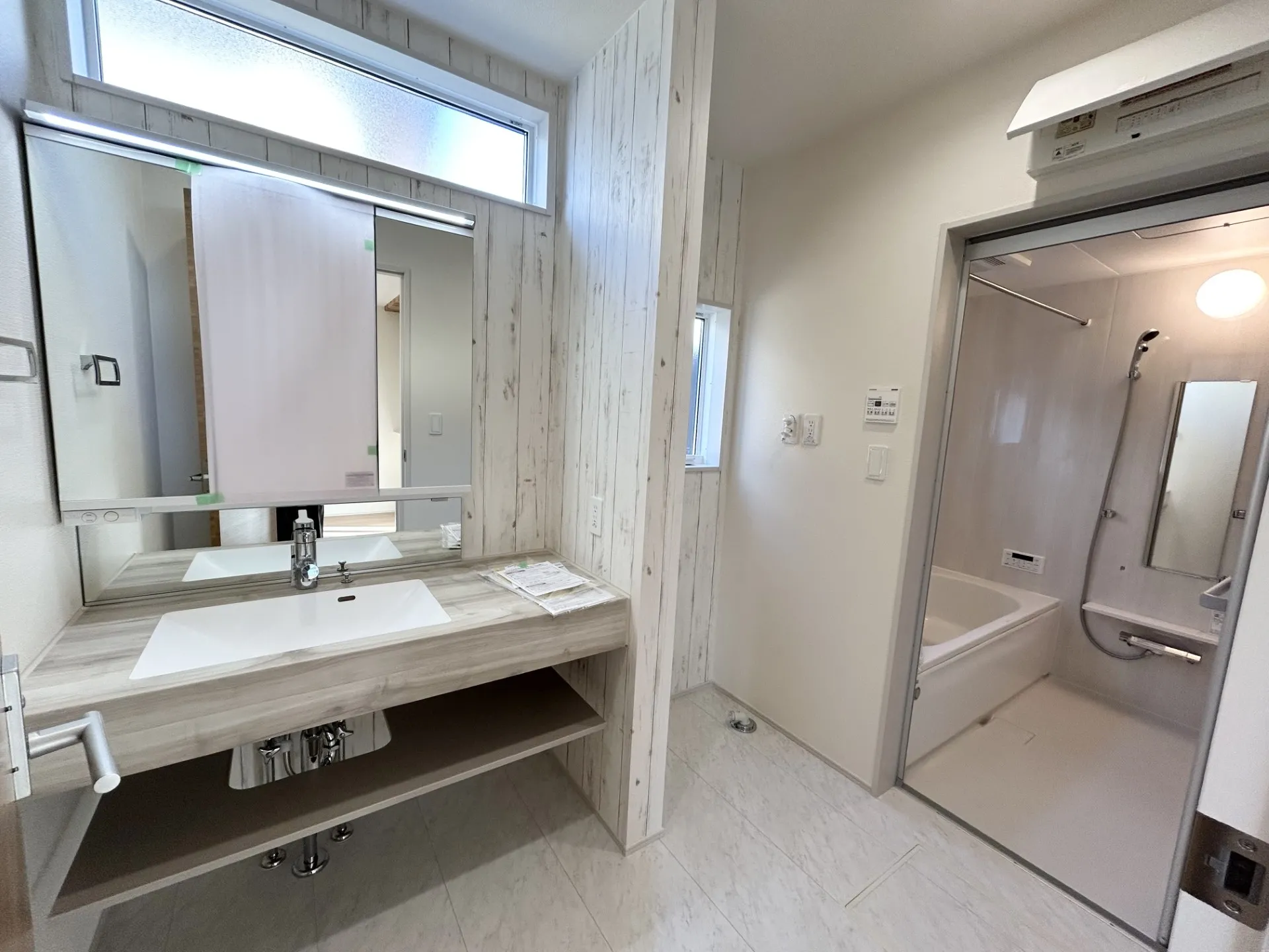 【洗面化粧台】朝の光が差し込む洗面室。自然光でメイクがしやすい空間です。