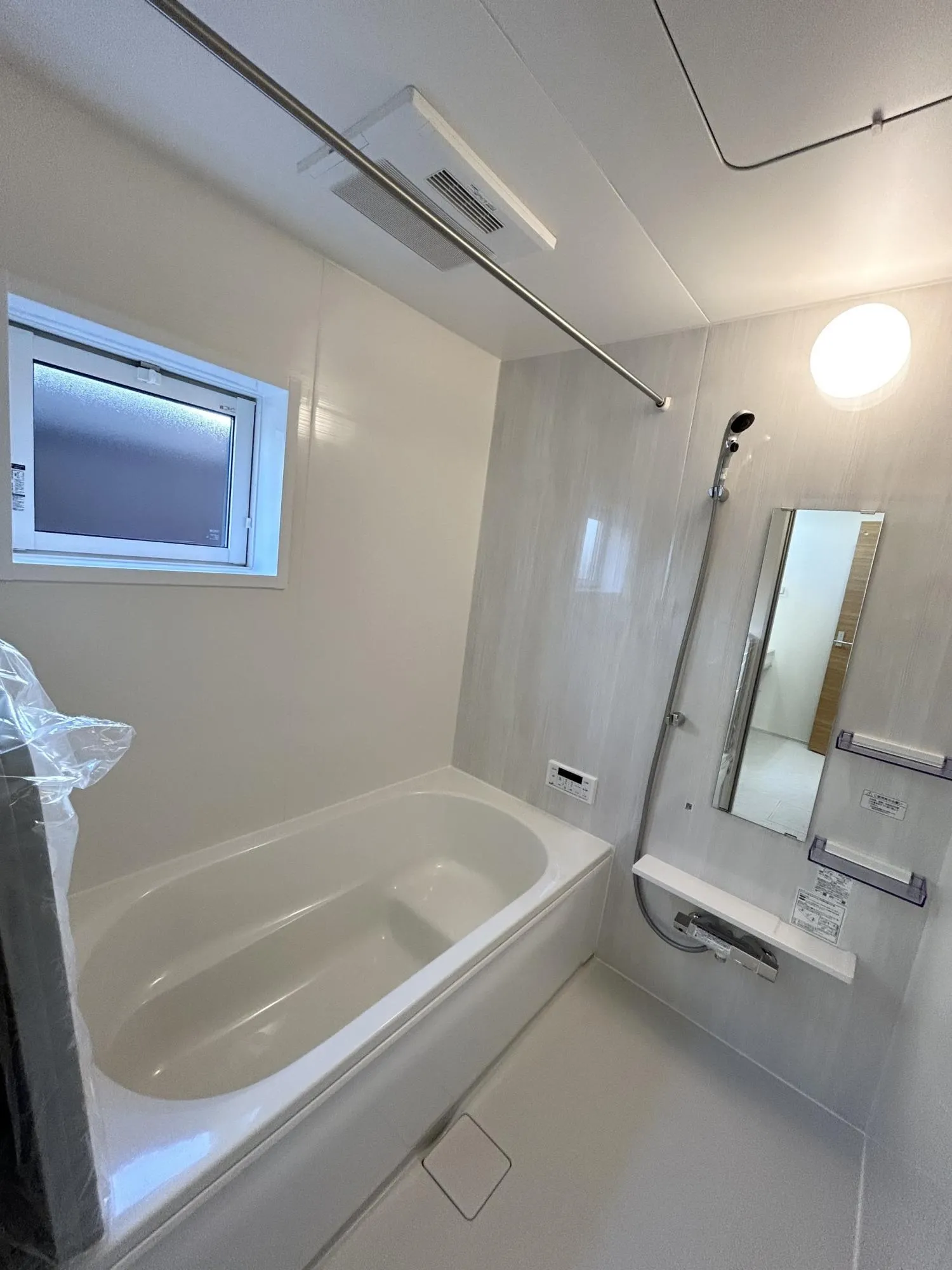 【浴室】半身浴もできるステップ付きのバスタブが1日の疲れを癒します