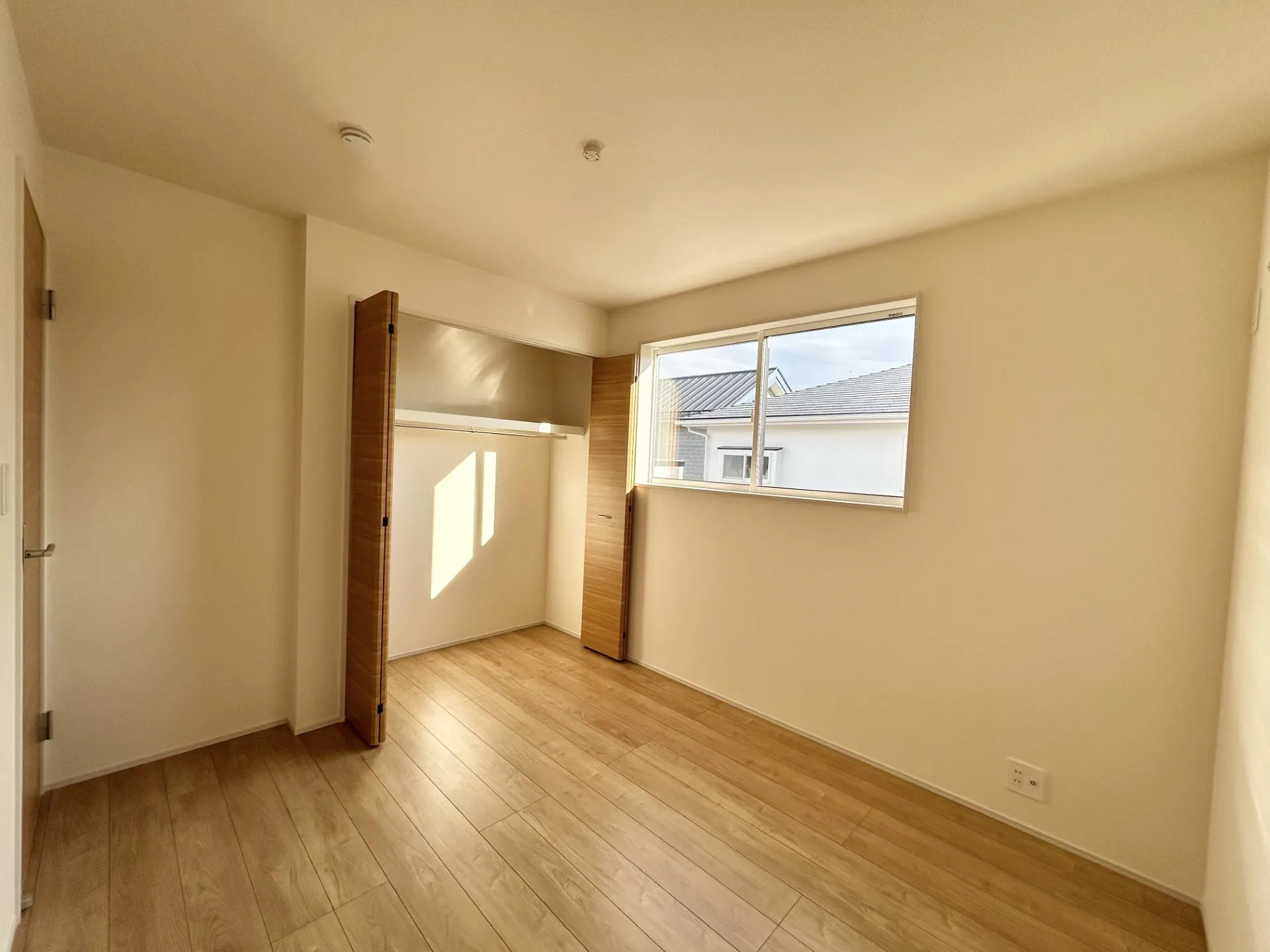 【洋室】南向きの窓で日当たり良好の5.0帖の洋室。