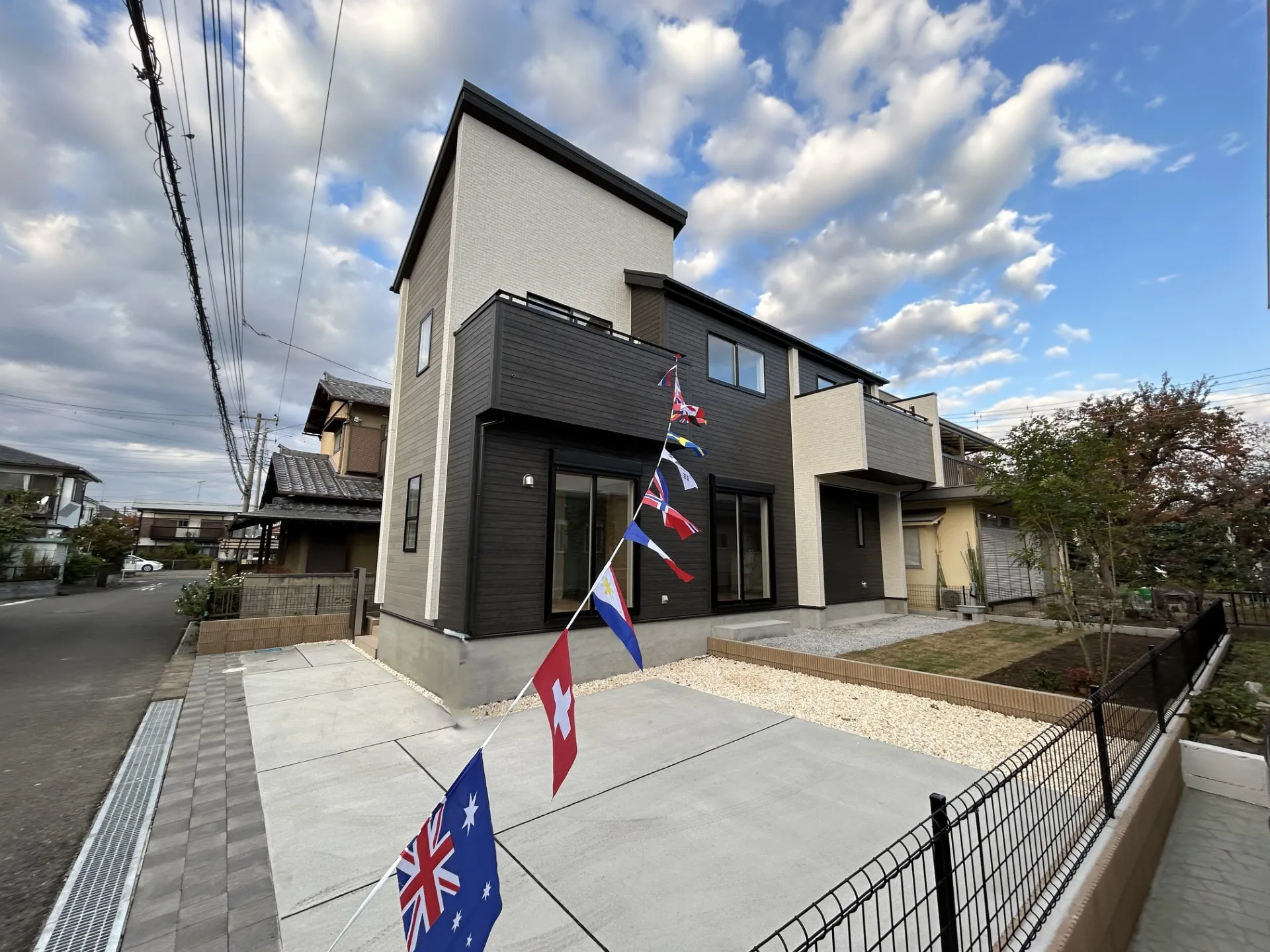 【外観写真】乗用車3台駐車可能で敷地49坪越え