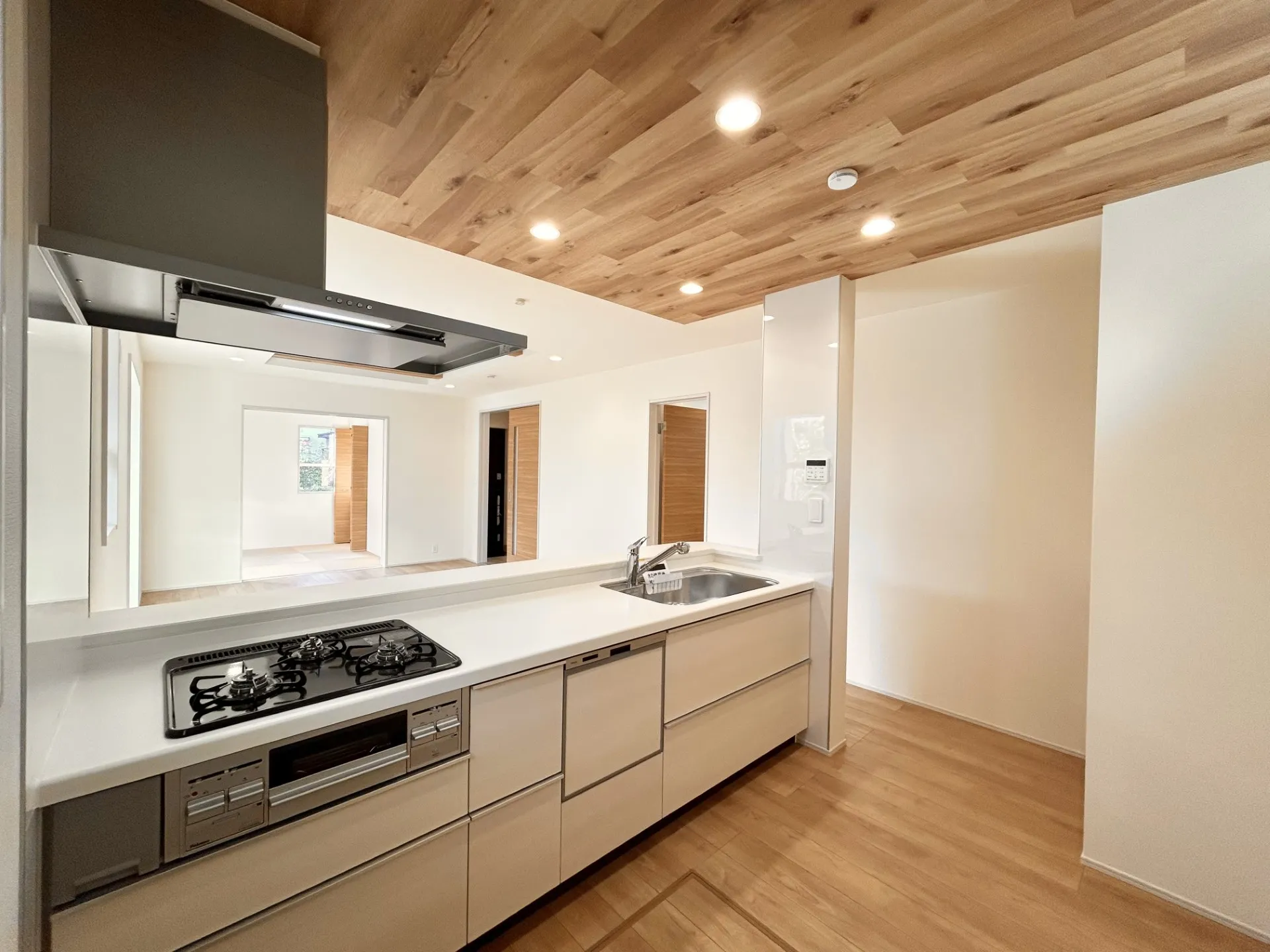 【キッチン】収納力たっぷりの引き出し収納で調理器具や食器もスッキリ整理。毎日の家事を快適にサポートします。