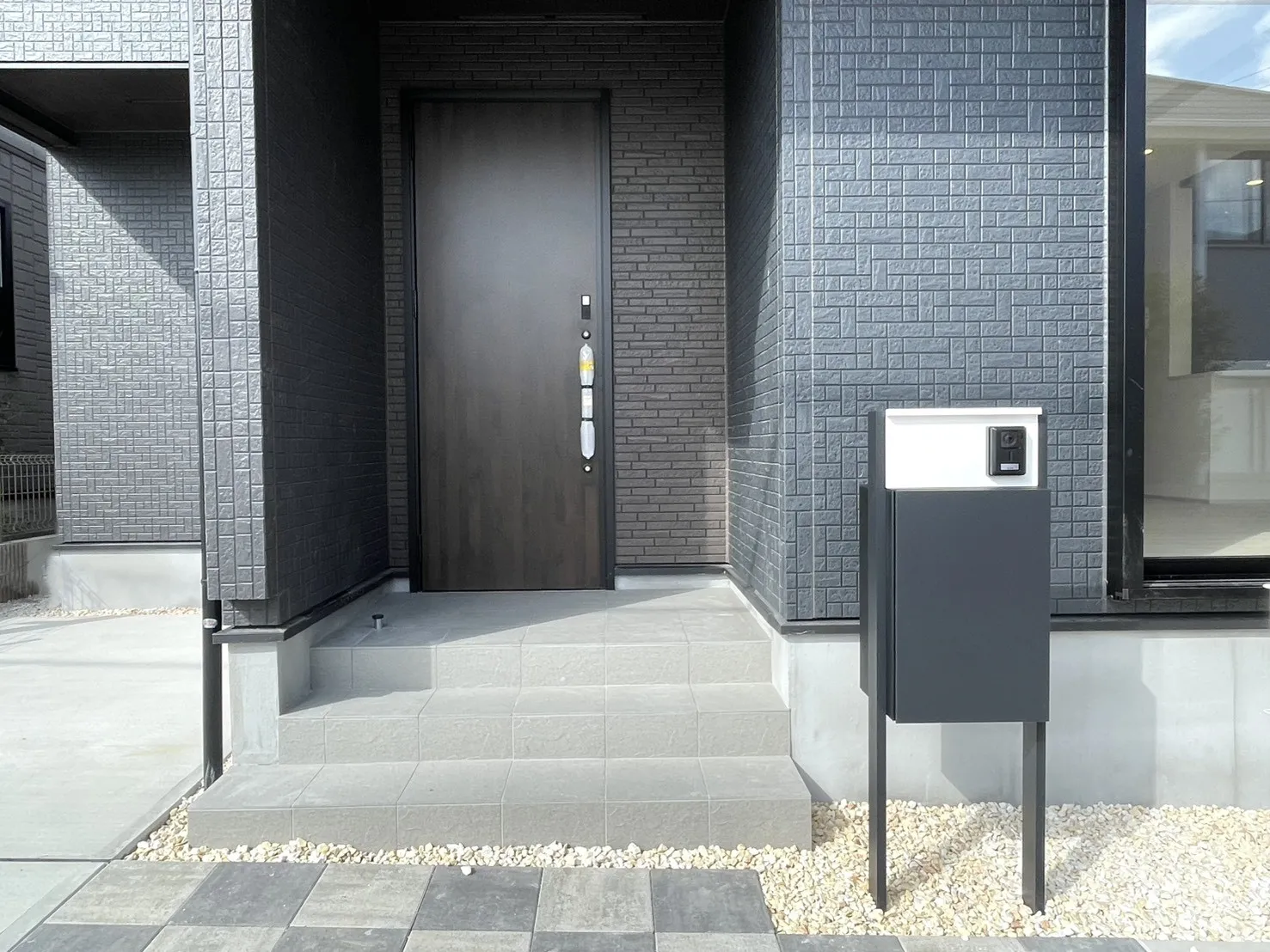 宅配ボックス　玄関扉