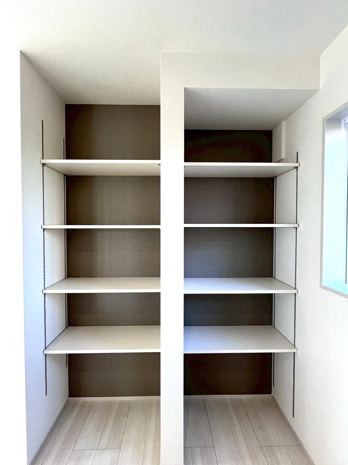 キッチン横　可動棚