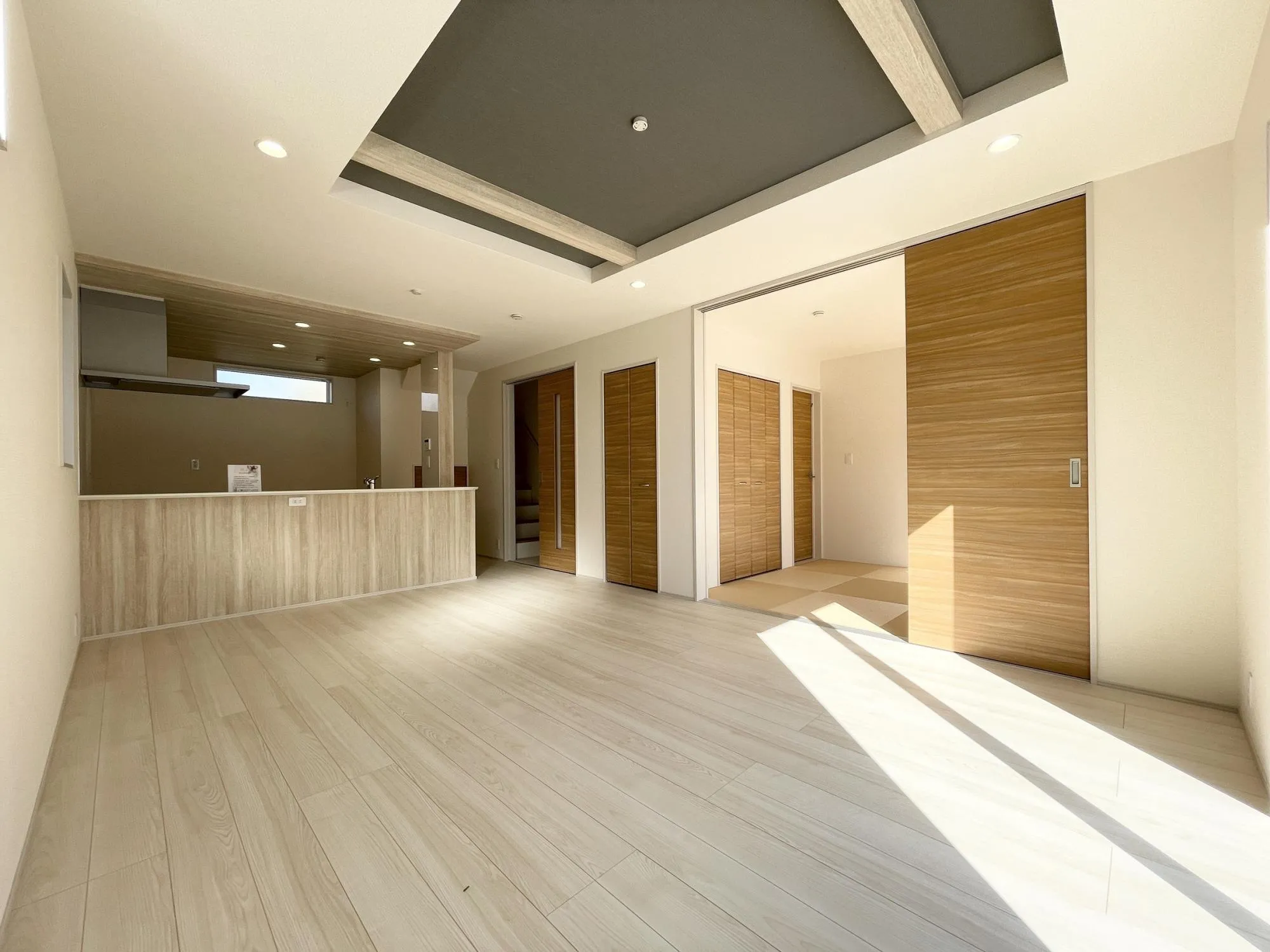 【リビング】ゆったりリビング!シャッター、折上天井と設備も充実です♪