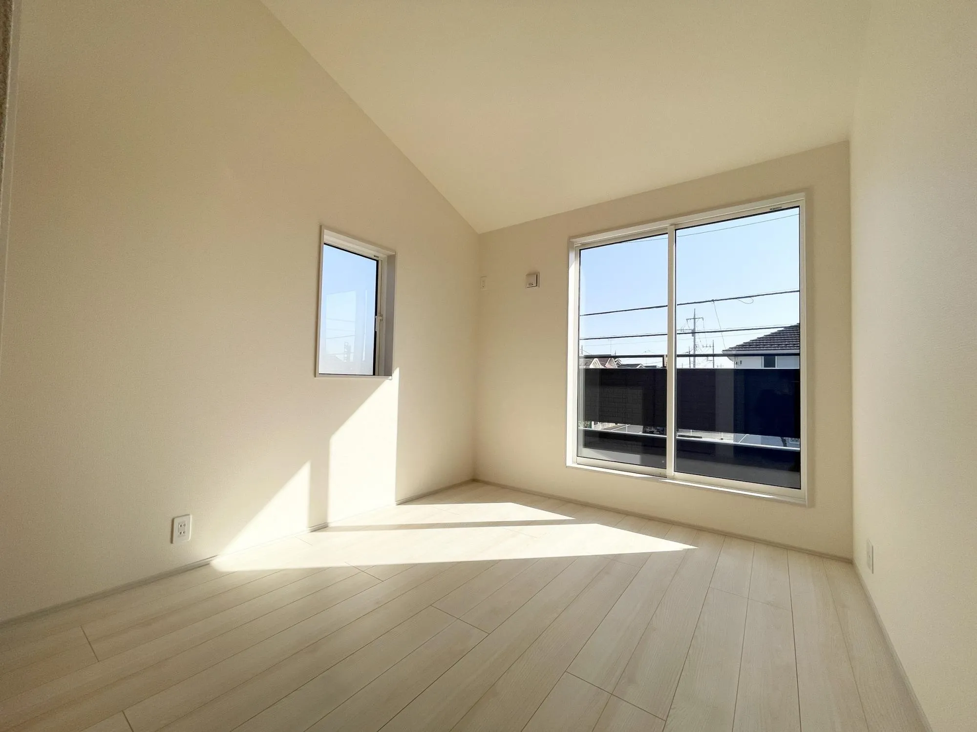 【勾配洋室】勾配天井が開放感を演出します♪