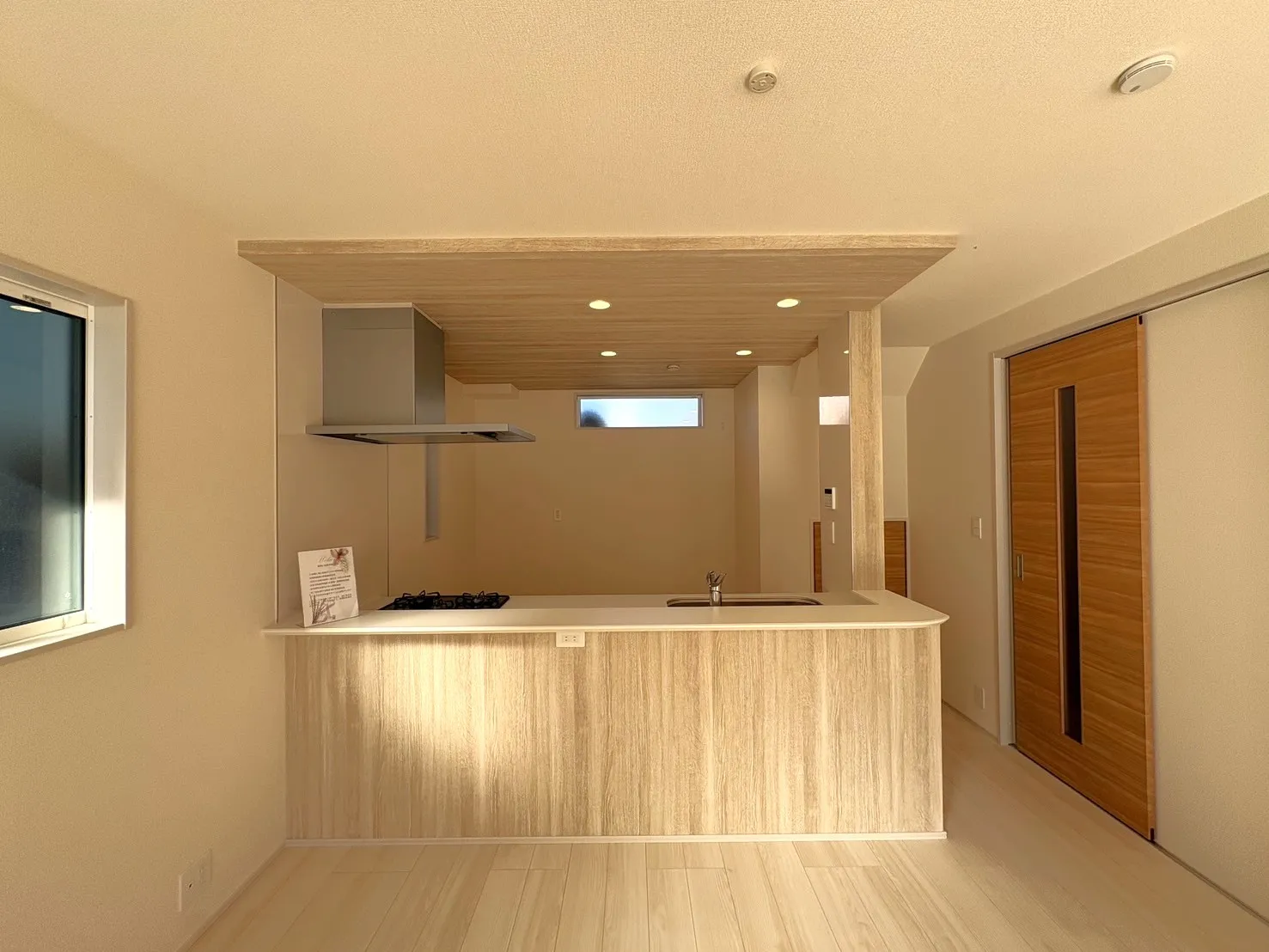 【キッチン前面】キッチンがオシャレにみえるアクセントクロス仕様