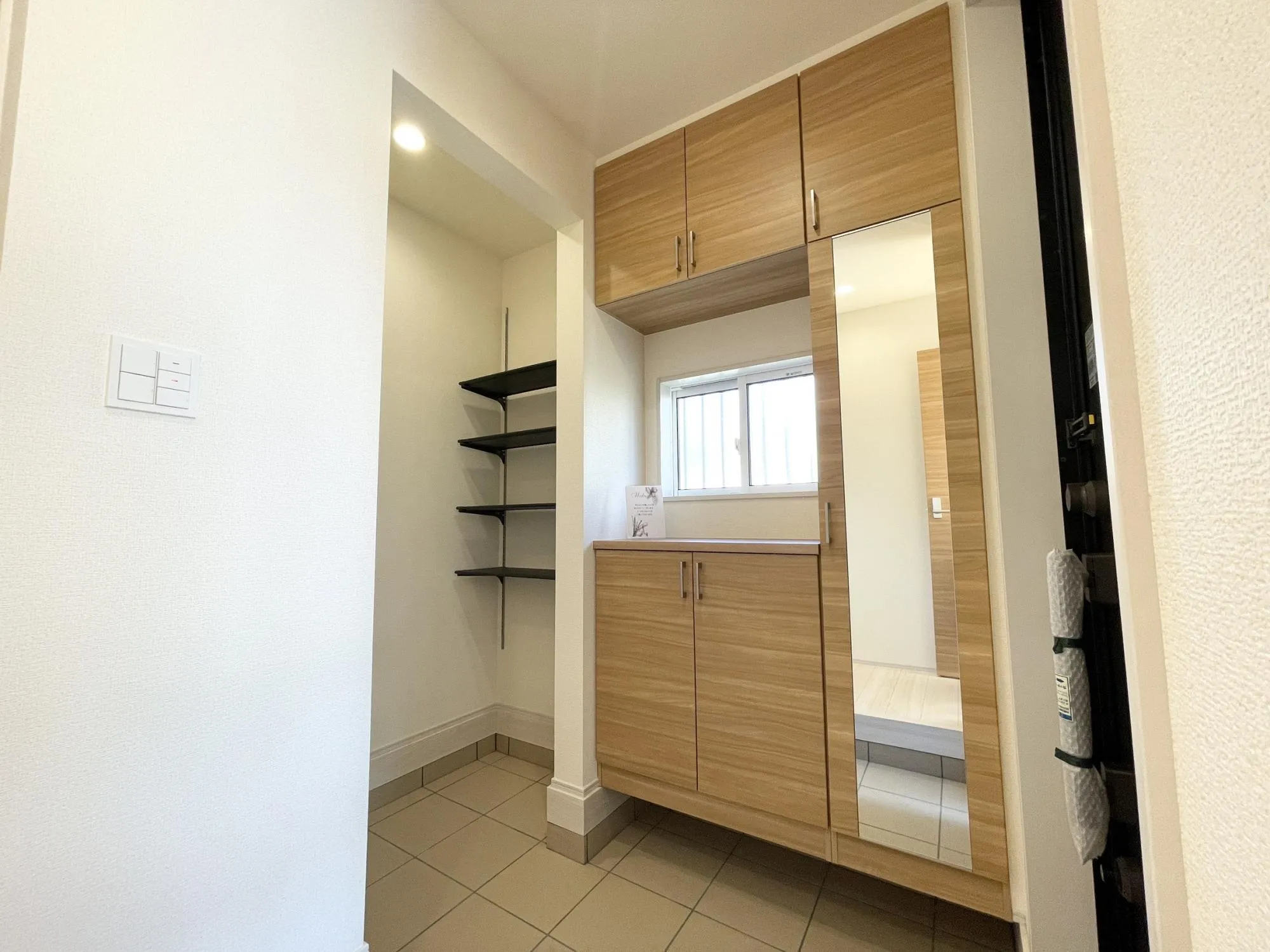 【玄関収納】大きな鏡付で、お出かけ前のチェックにも便利です♪