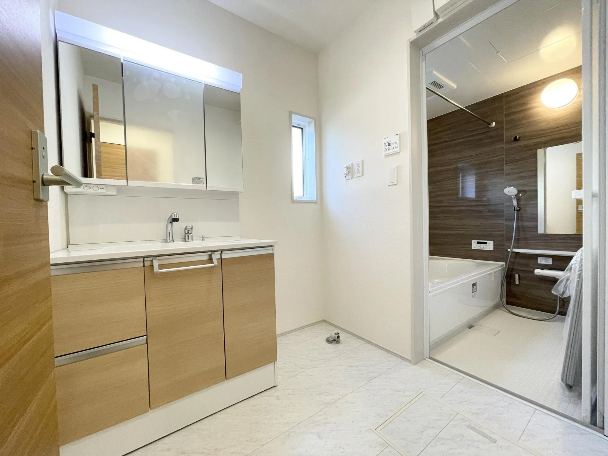 【脱衣所】大きな洗面化粧台付きです♪