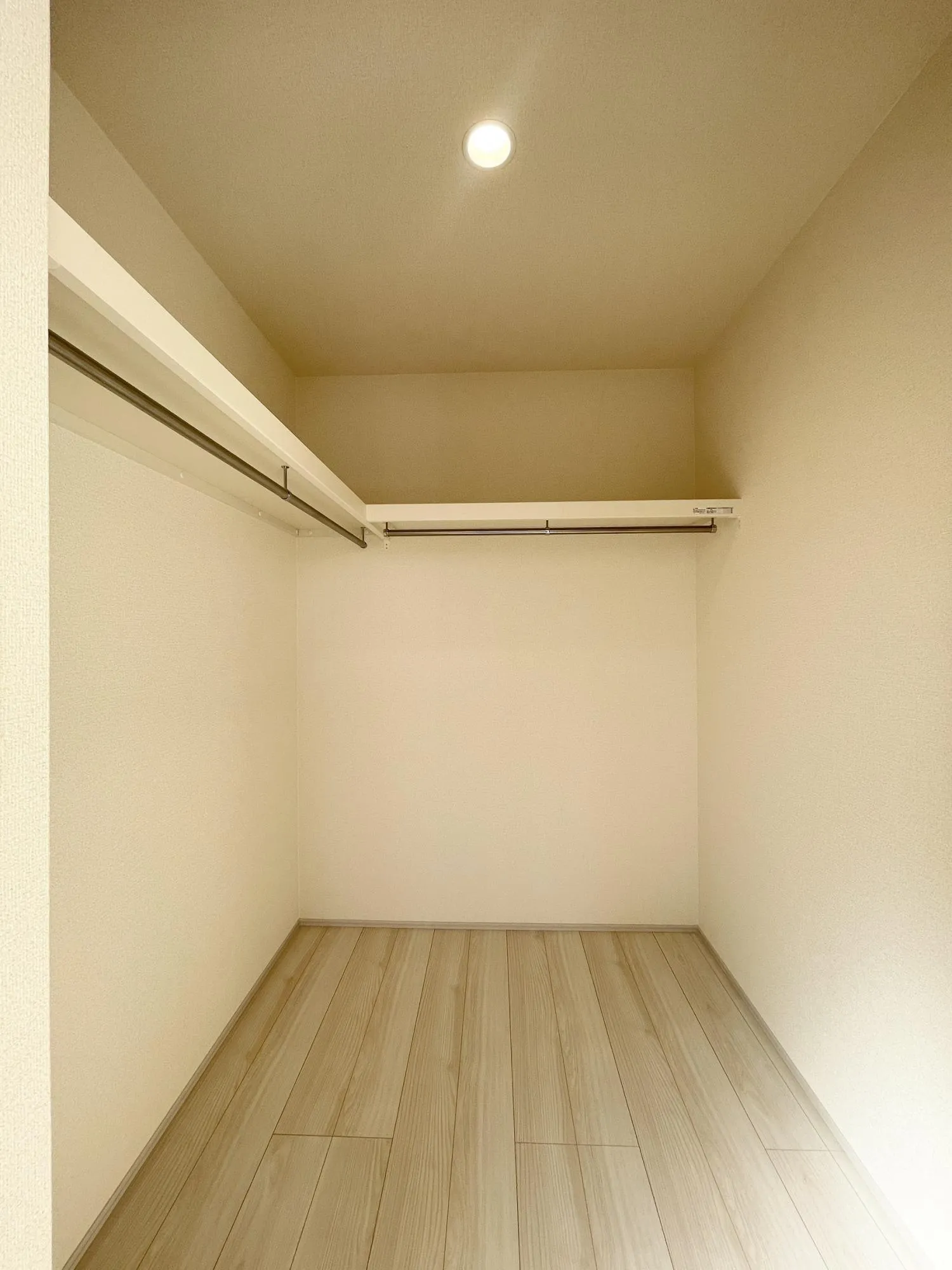 【ウォークインクローゼット】たっぷり収納できるウォークインクローゼット付き♪