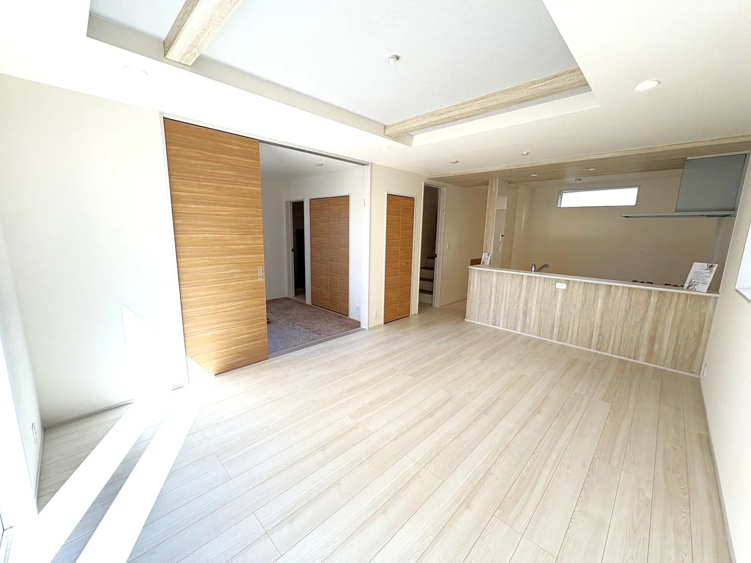 【リビング】ゆったりリビング!シャッター、折上天井と設備も充実です♪