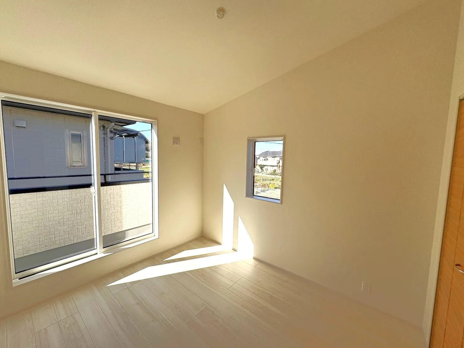 【勾配洋室】勾配天井が開放感を演出します♪