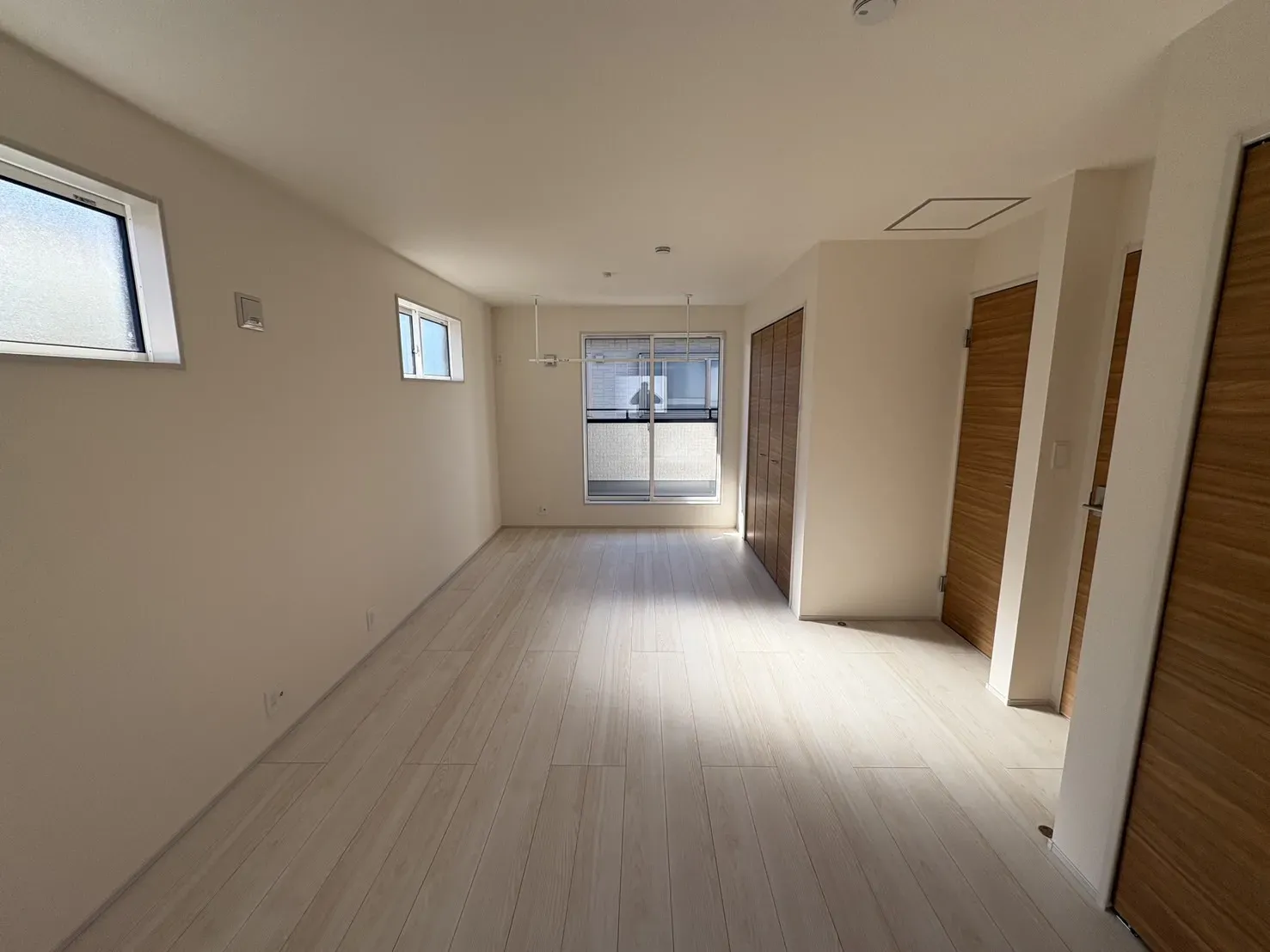 【主寝室】10帖以上の広いお部屋です♪