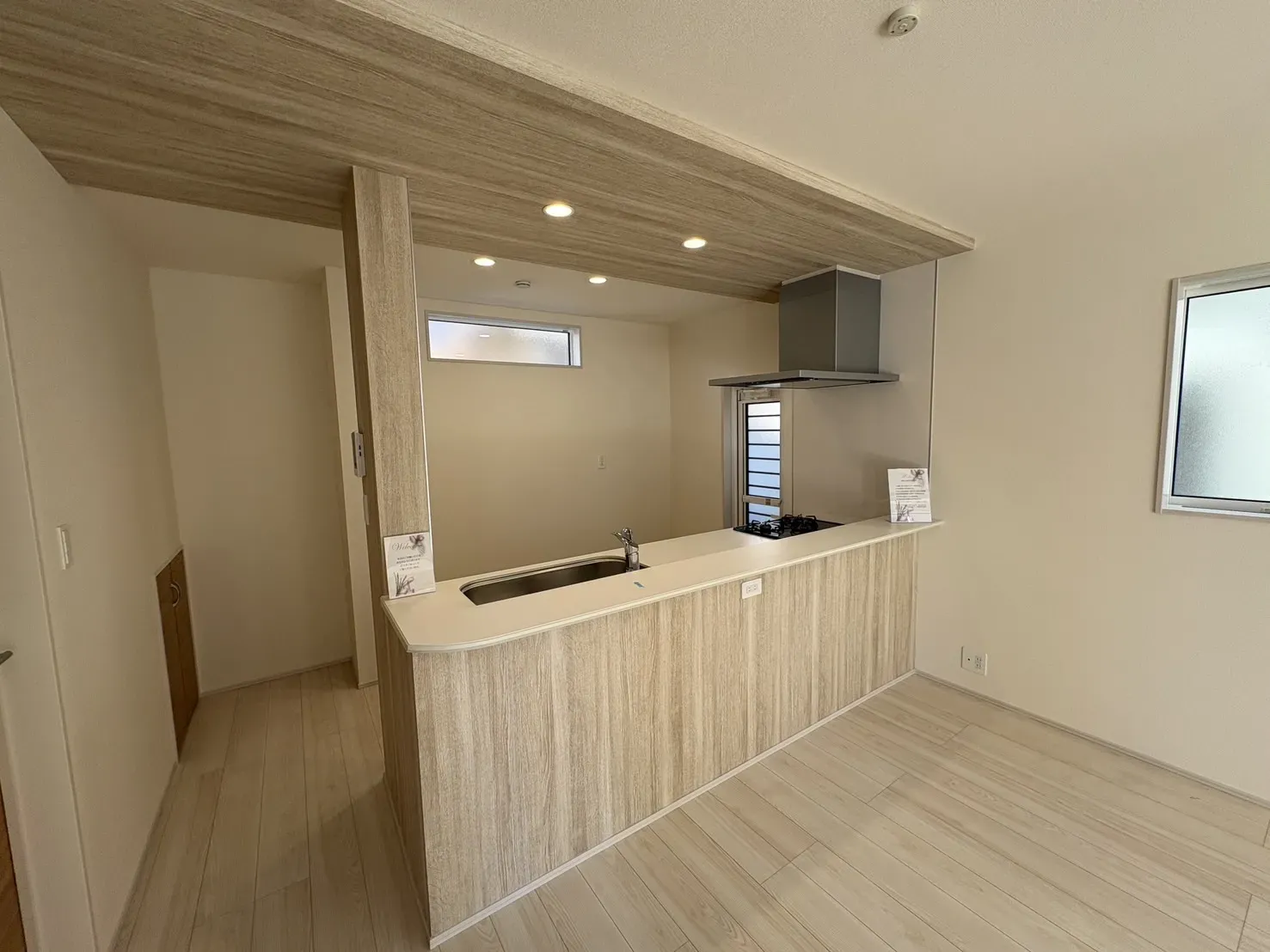 【キッチン前面】キッチンがオシャレにみえるアクセントクロス仕様