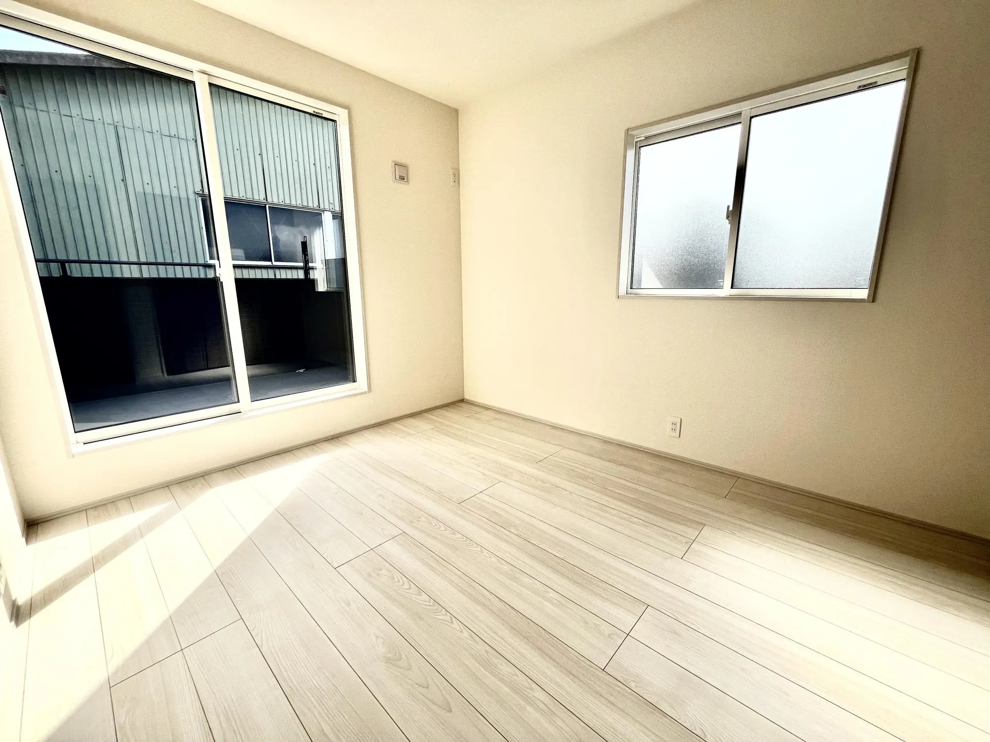 【①号棟】バルコニーに面した明るい洋室