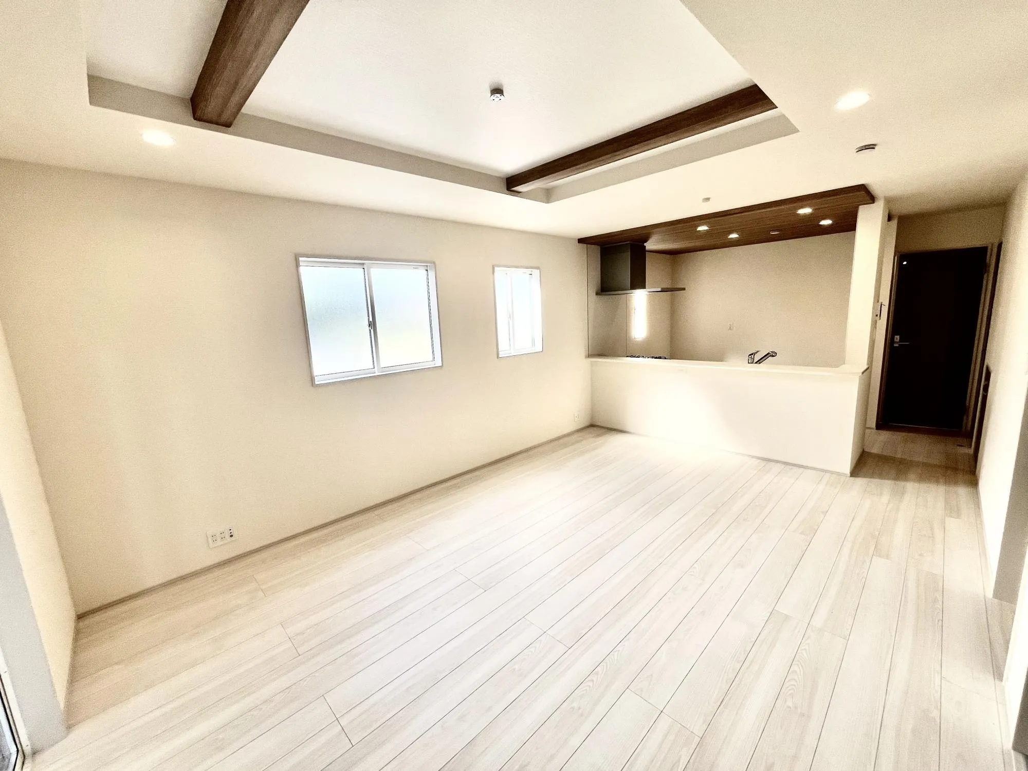 【①号棟】家族の集うリビングは折上天井を採用し解放感溢れる空間。