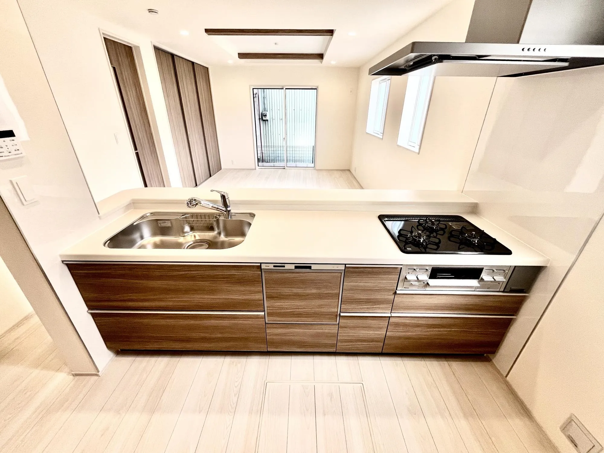 【①号棟】キッチンからリビングを見渡せるので、ご家族の様子が一目でわかり安心