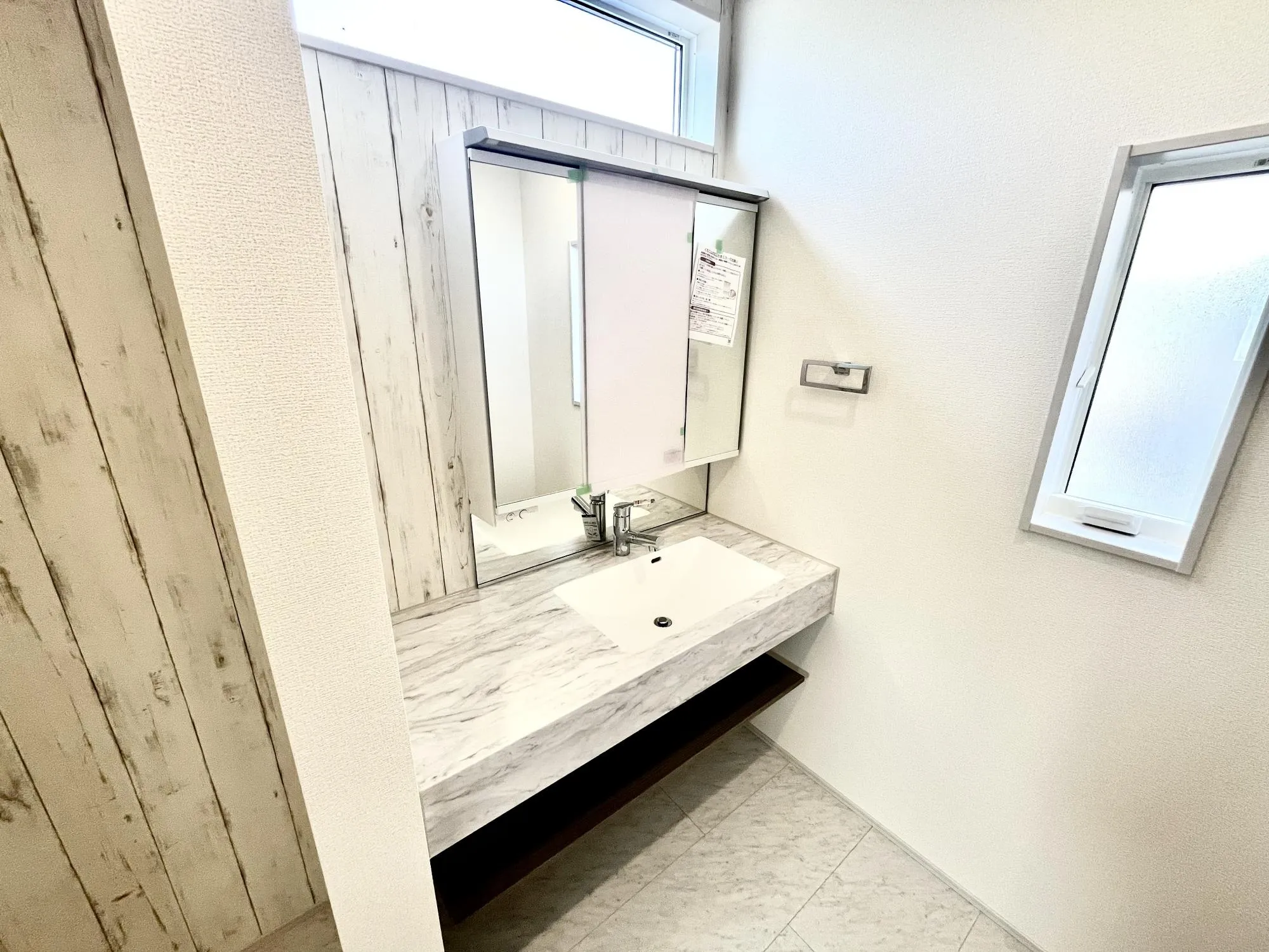 【①号棟】三面鏡裏収納には化粧品や洗面用品類をすっきり整理できます