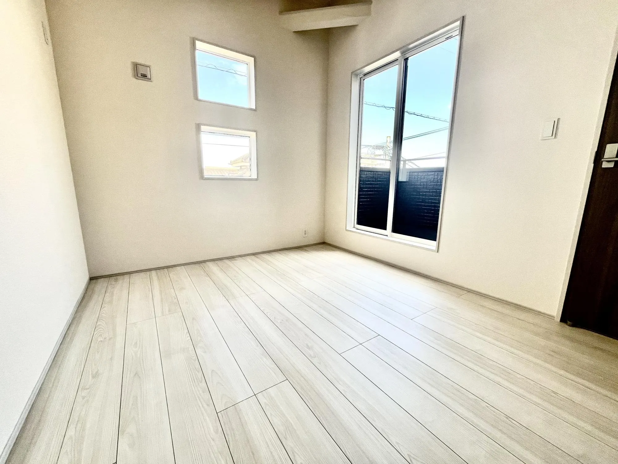 【①号棟】2面採光の明るい洋室