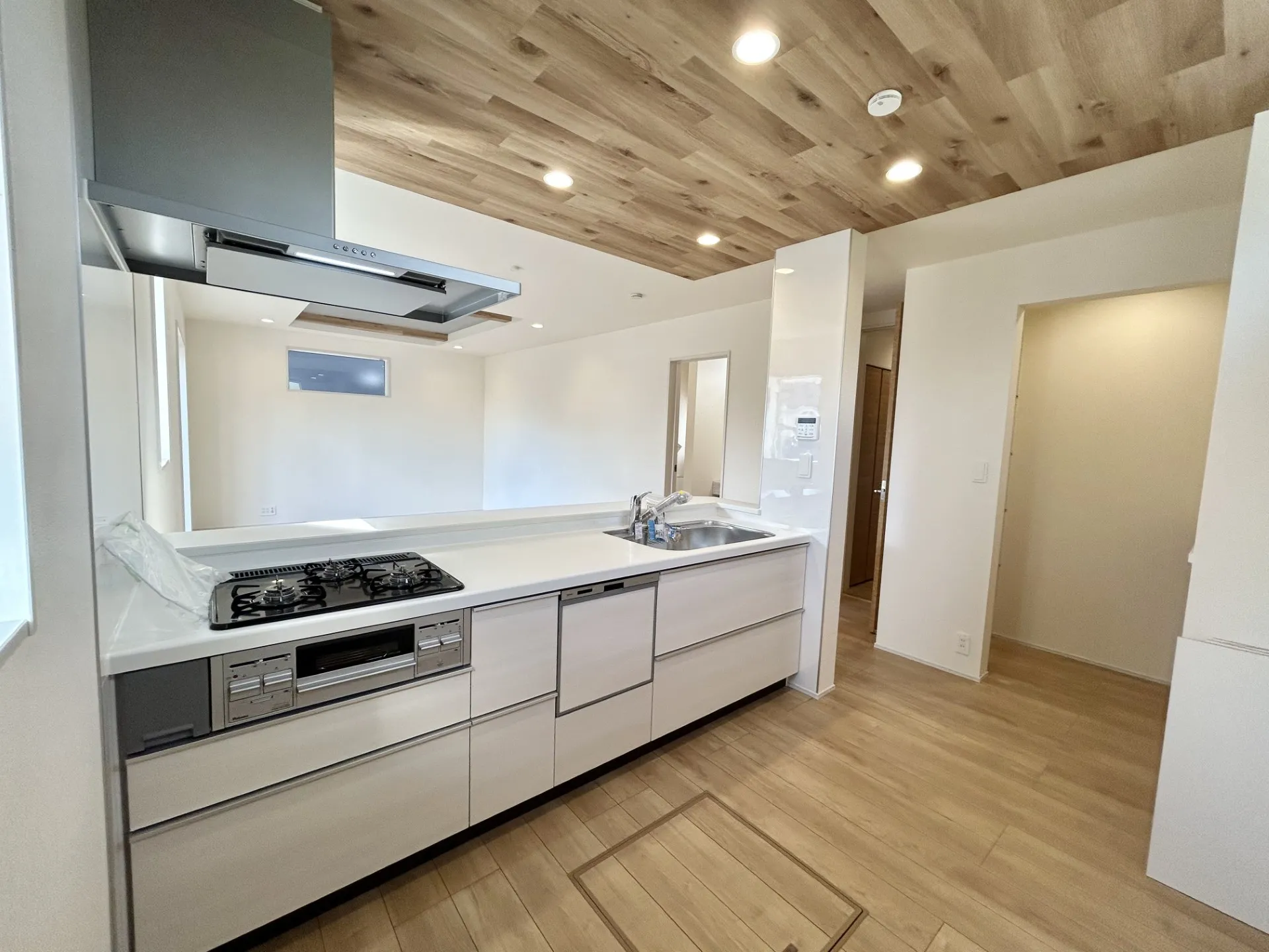 【②号棟】キッチン足元には床下収納を完備。ストック食品や非常用品の保管にも最適です。