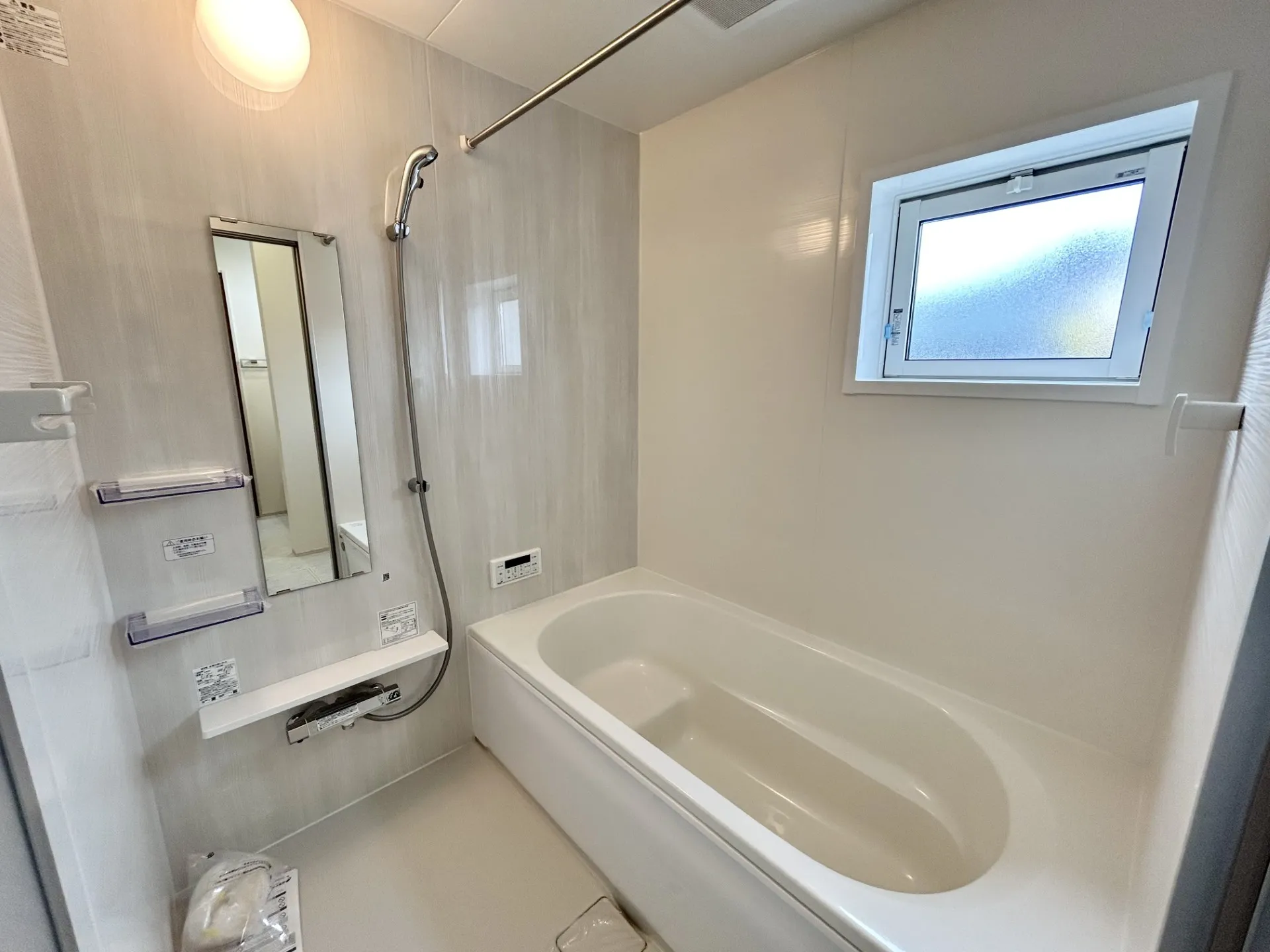 【②号棟】半身浴もできるステップ付きのバスタブが1日の疲れを癒します