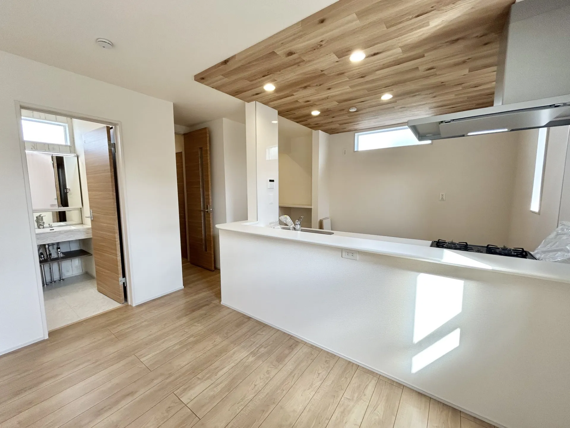 【②号棟】リビングからすぐ洗面室へ行ける間取りは、遊びや食事の前後もすぐに手洗いでき、清潔な暮らしが保てます。