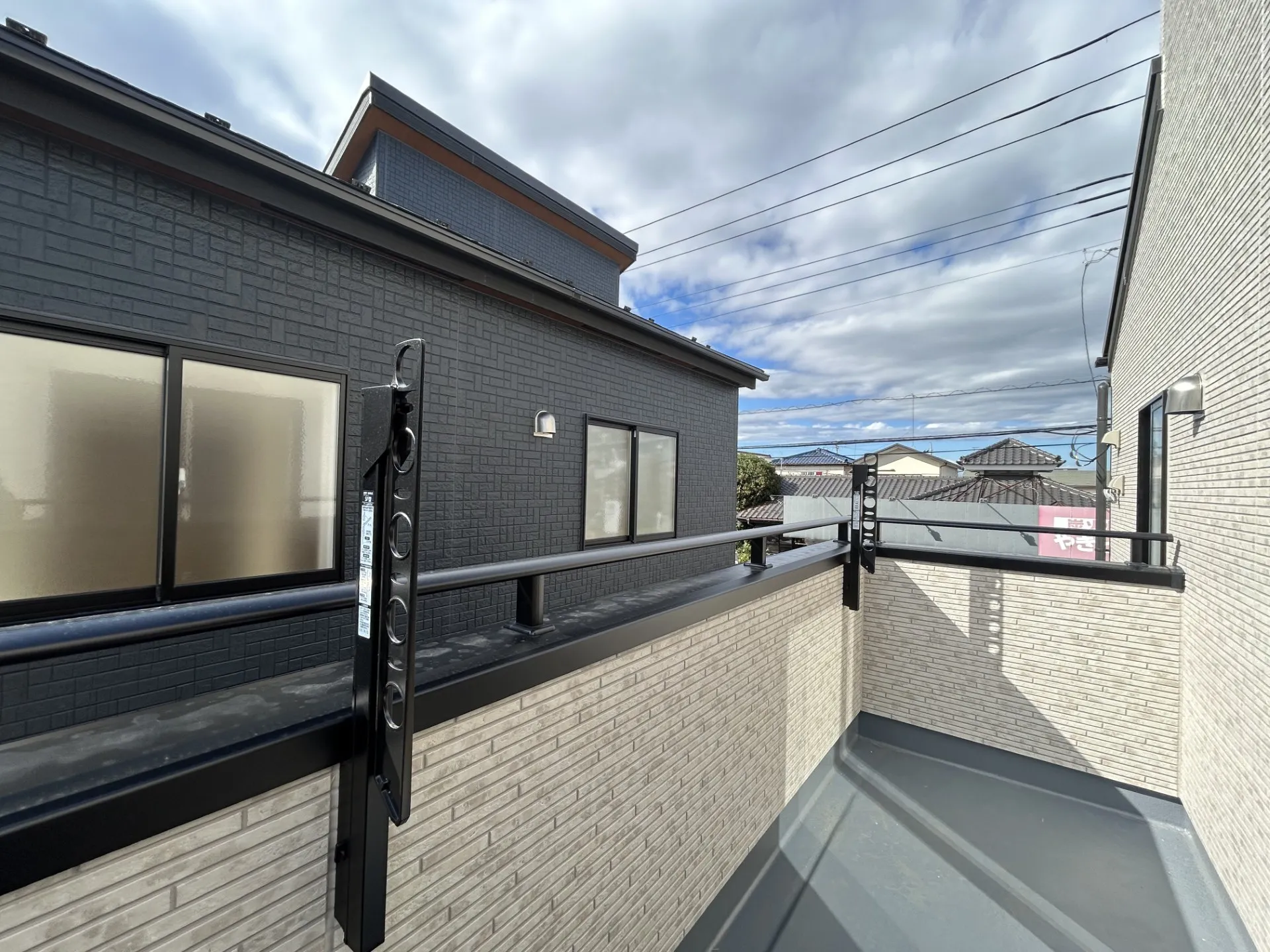 【②号棟】バルコニー。①号棟の窓は室内が見えづらい窓を採用しています。