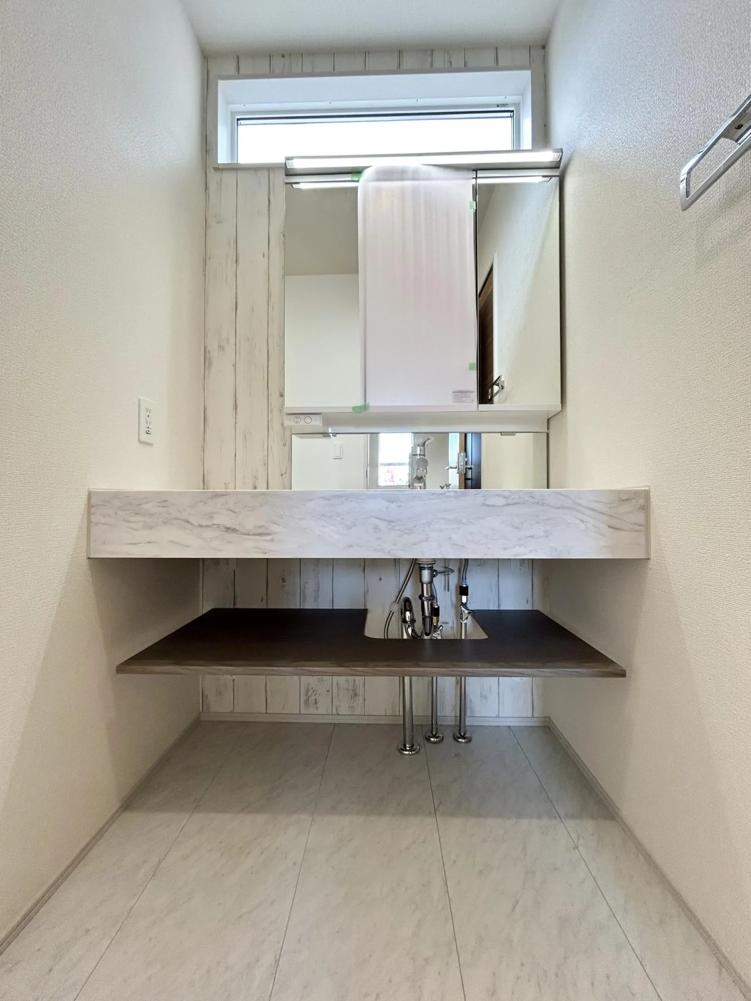 【②号棟】リビングからすぐ洗面室へ行ける間取りは、遊びや食事の前後もすぐに手洗いでき、清潔な暮らしが保てます。