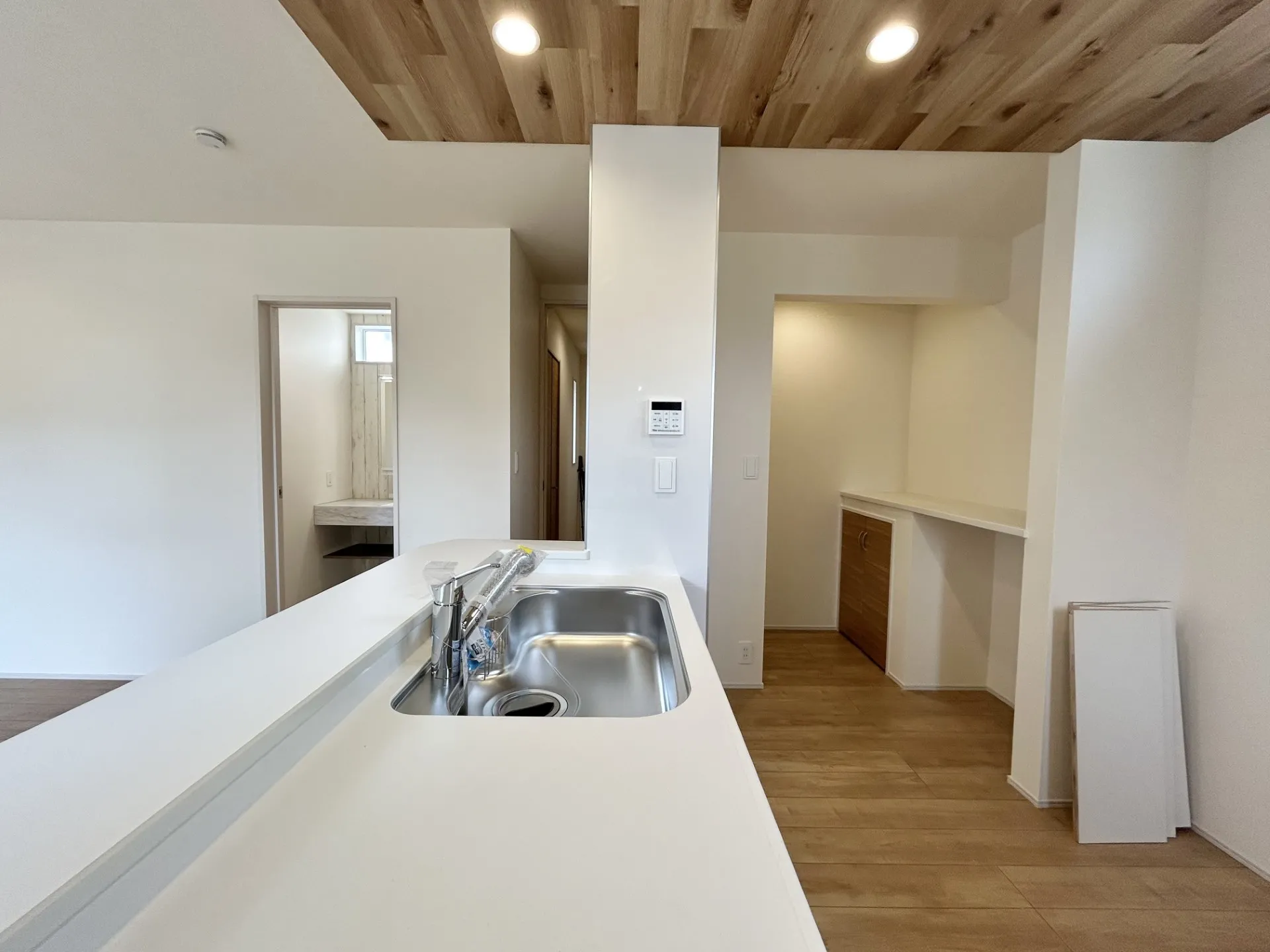 【②号棟】可動棚とカウンターのあるキッチンパントリー。LDKをきれいに保てます。