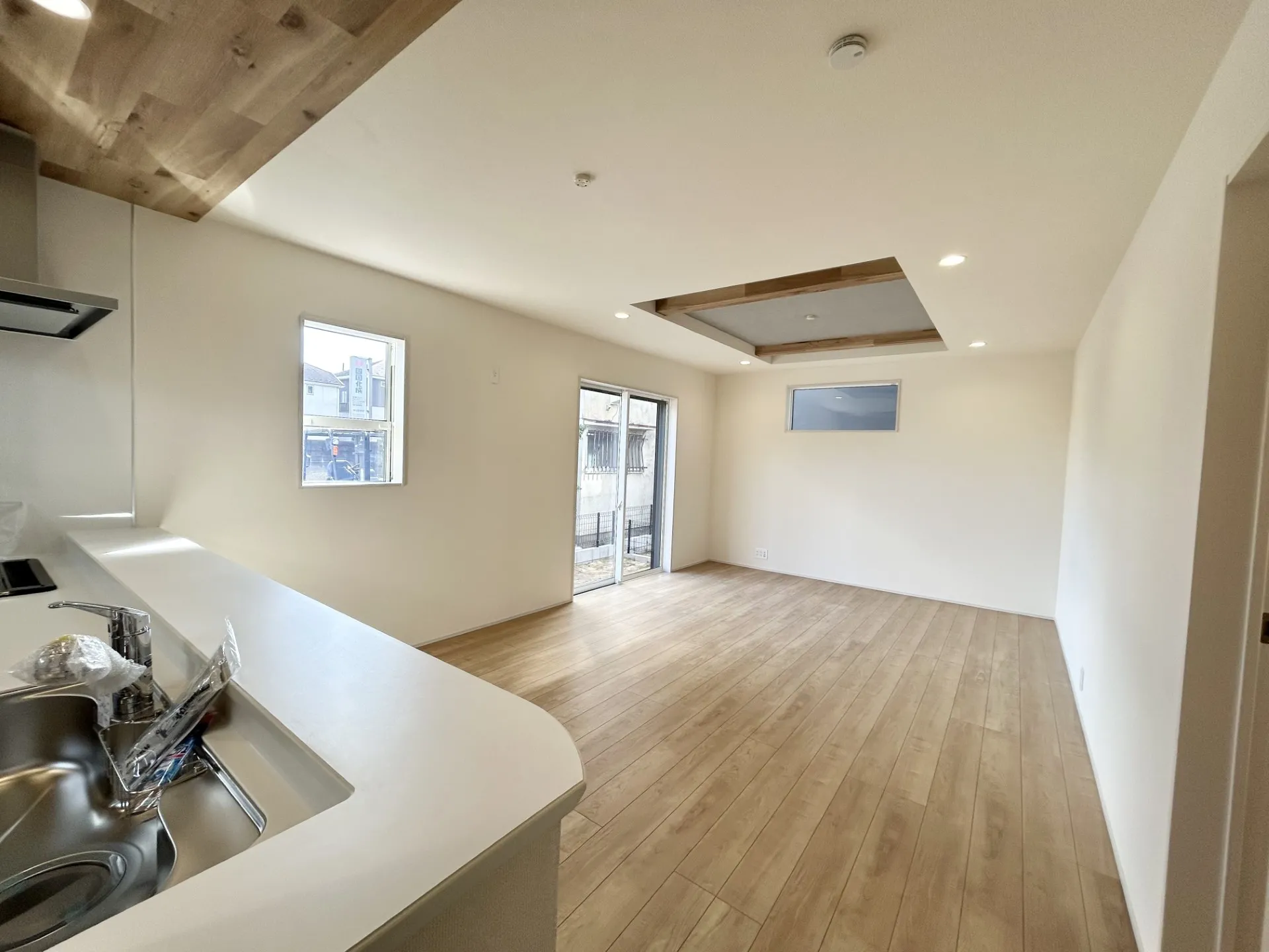 【②号棟】対面式キッチンはリビングとの距離が近く家事をしながら家族との会話も弾みます。