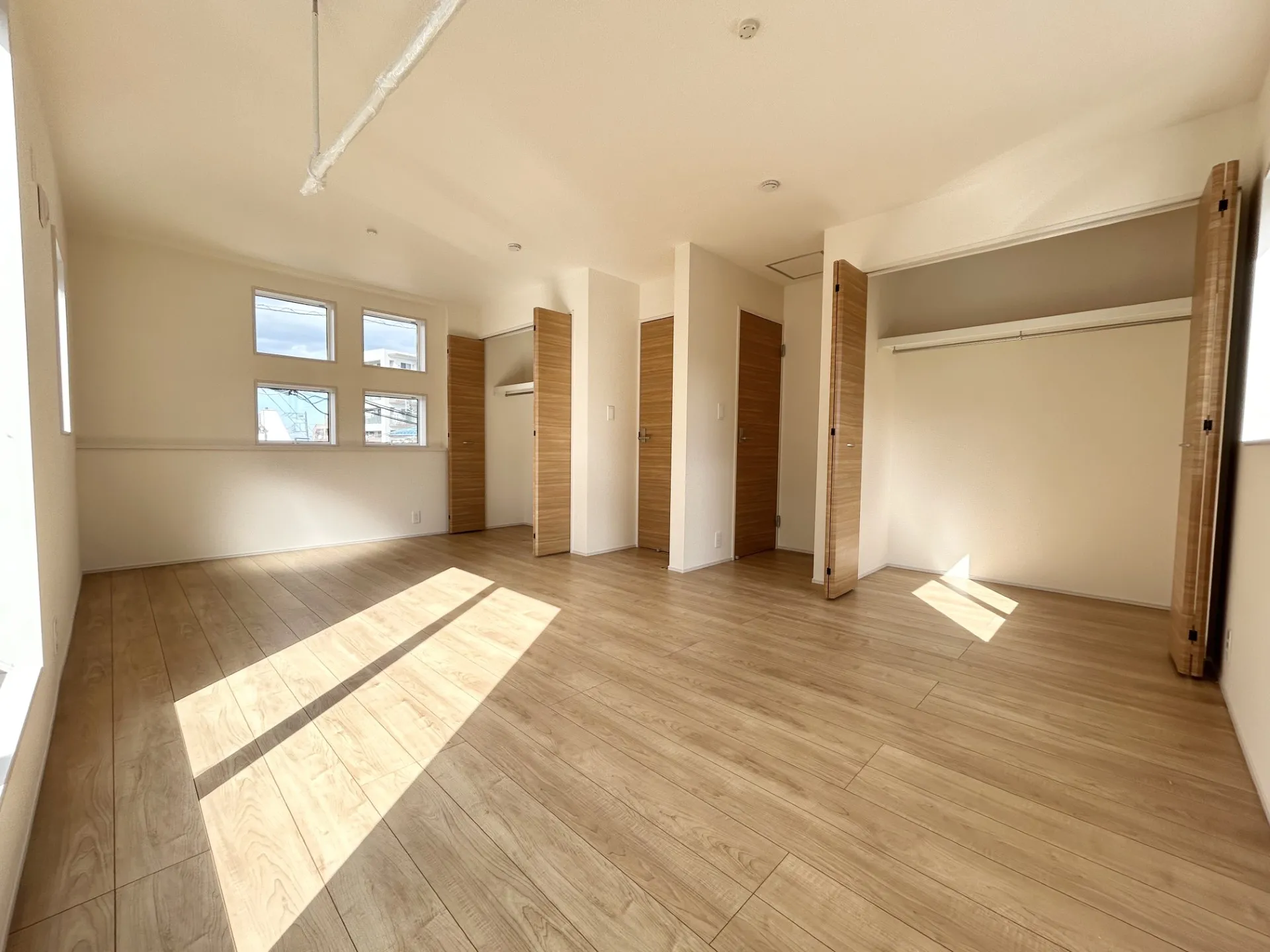 【②号棟】11帖のフレキシブルルーム。間仕切壁で2部屋にアレンジできるよう2ドア2クローゼットが配置済み。間仕切壁を設置する場合の工事は有償となります