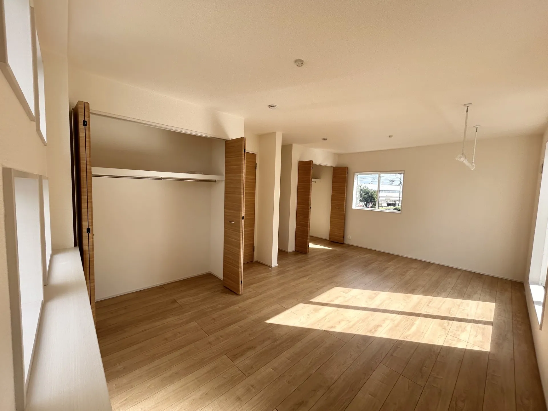 【②号棟】雨の日もあると安心な室内物干しも付いています。取り外しも可能です。