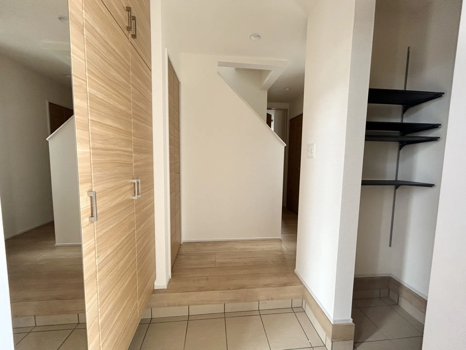 【②号棟】玄関にはベビーカーやアウトドア用品も置ける土間収納を設け、収納力も充実。