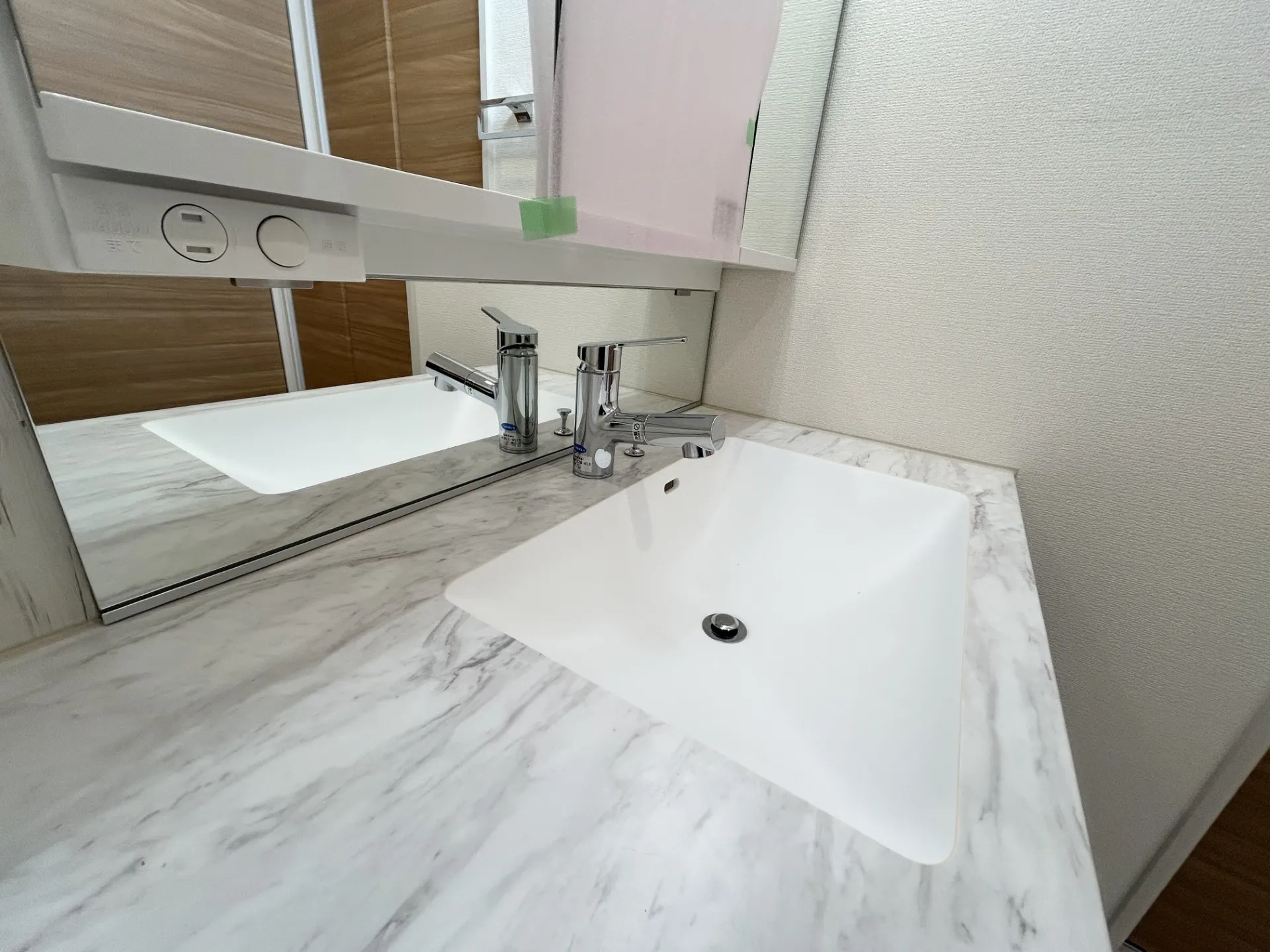 【②号棟】清潔感を保ちやすいフルフラットカウンターの洗面化粧台。洗練されたデザインで、サニタリー空間がワンランク上に。