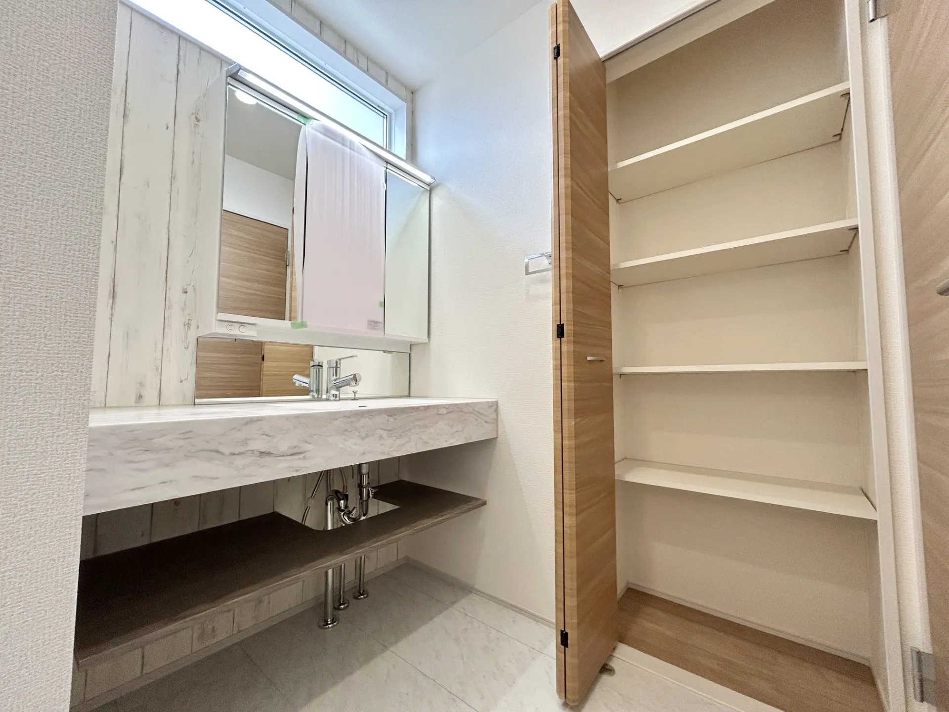 【②号棟】扉付きの可動棚で洗面をキレイに保てます!来客時も安心です。