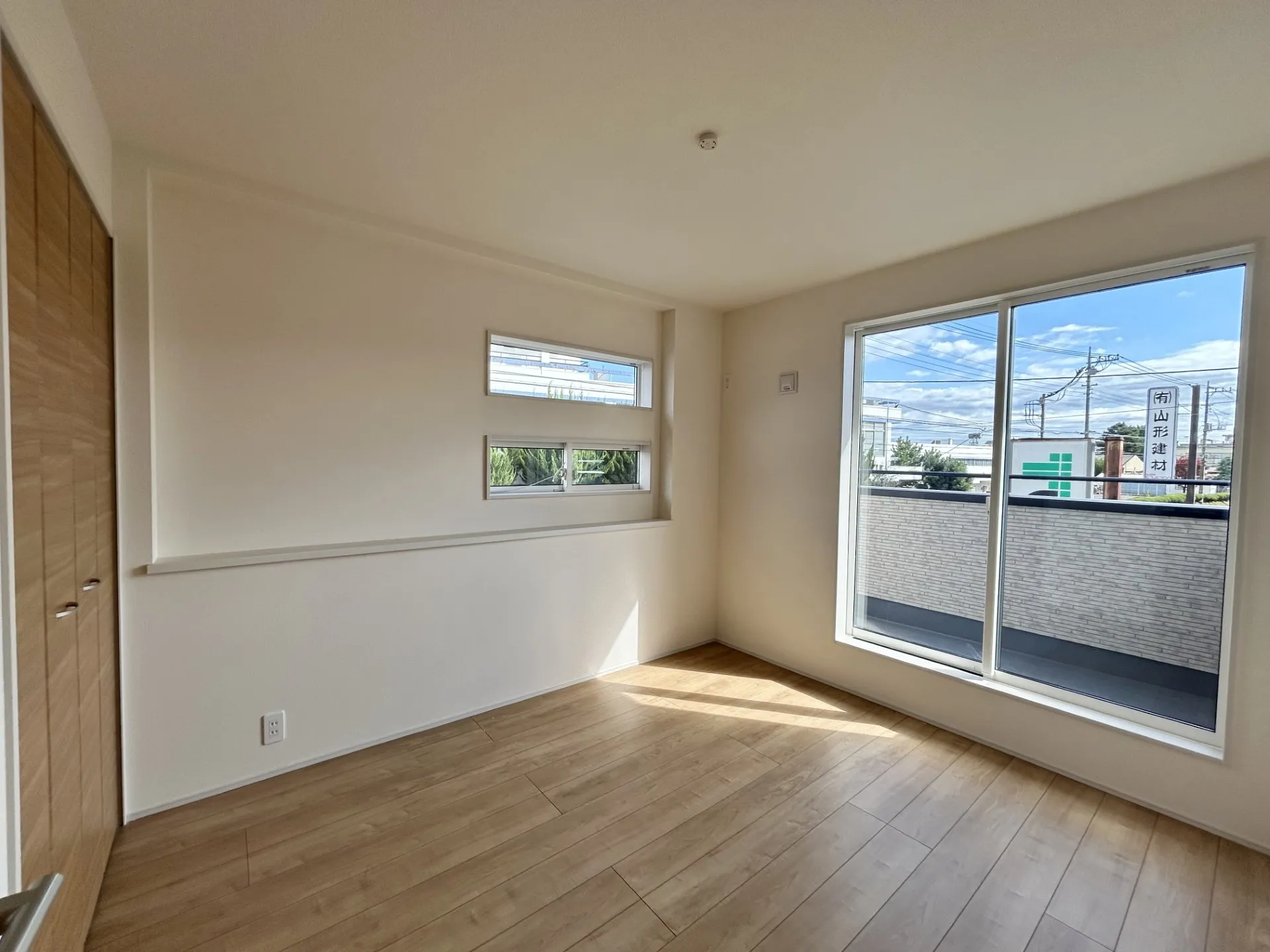 【②号棟】カウンター付きの洋室5.25Jは南バルコニーから光が差し込みます。