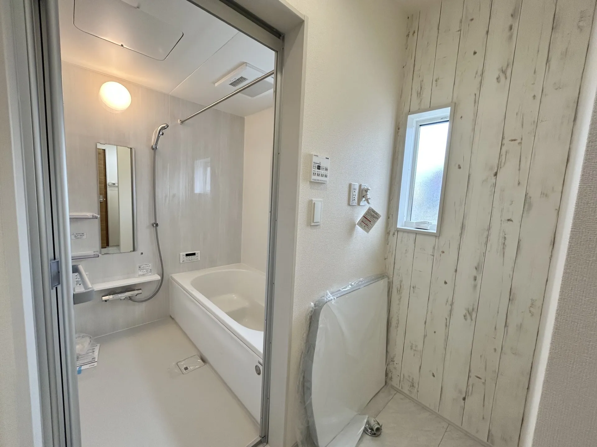 【②号棟】アクセントクロスが映えるワンランク上の洗濯スペース