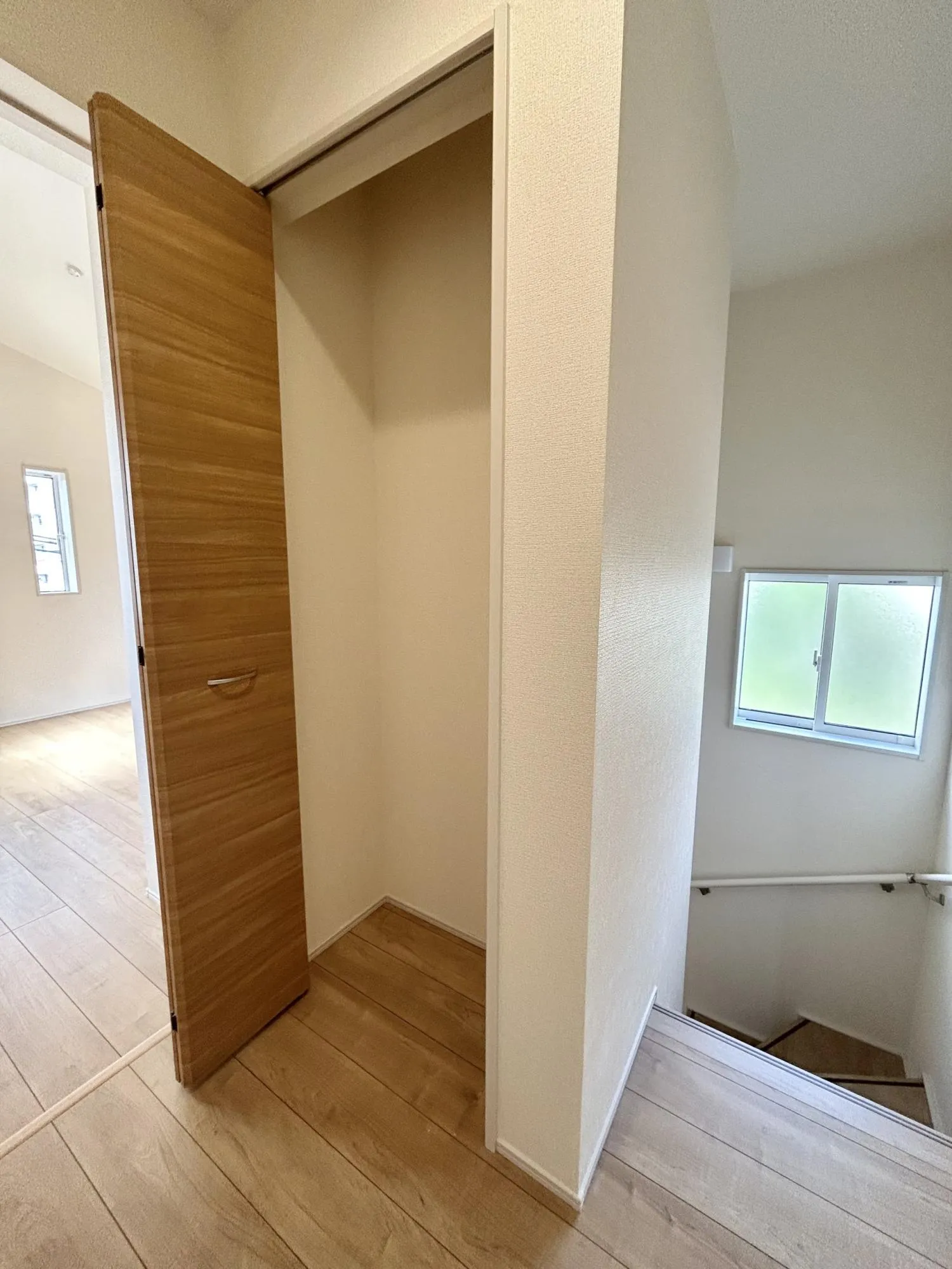 【②号棟】2階廊下収納。タオルや日用品、季節の小物などをすっきり整理でき、各部屋がより広く使えます。
“あったら嬉しい”を叶える、実用的な収納です。