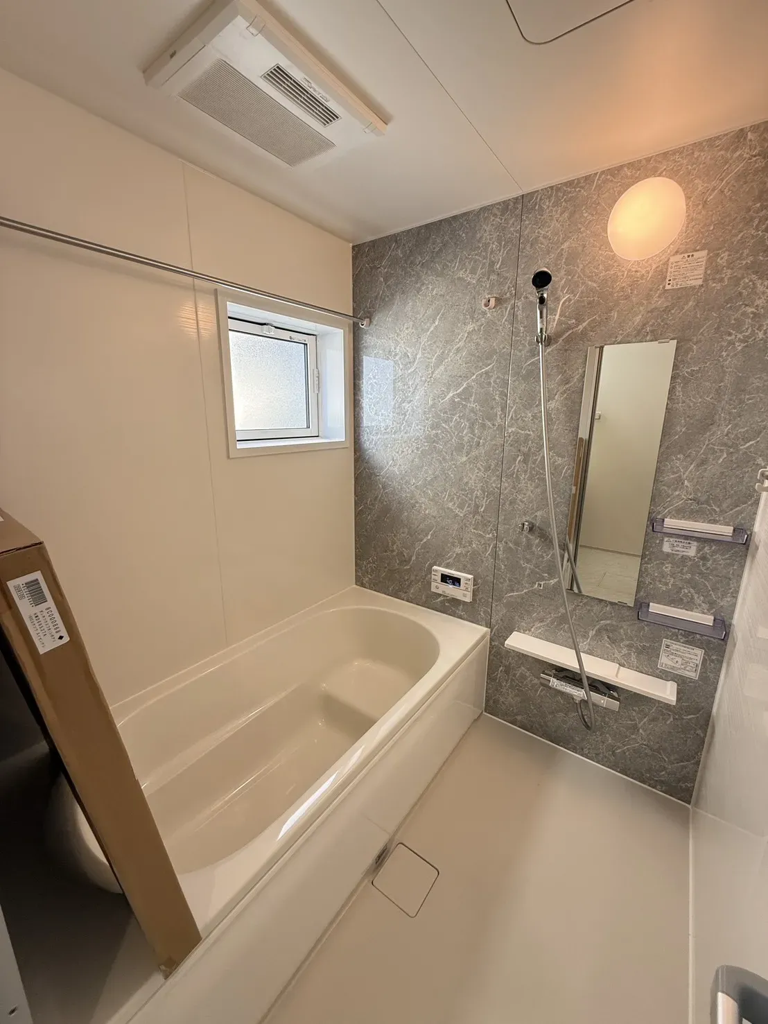 【浴室】
浴室乾燥機付きの広々とした浴室です