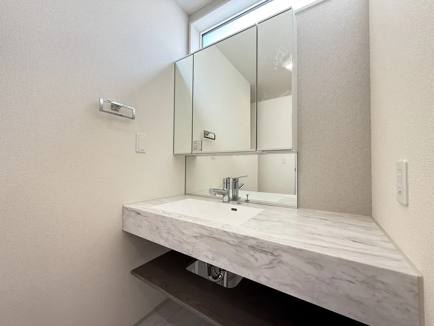 【洗面台】
「アイカ」の洗面台を採用!
鏡の中も収納あり!機能性・デザイン性共に高い洗面台です