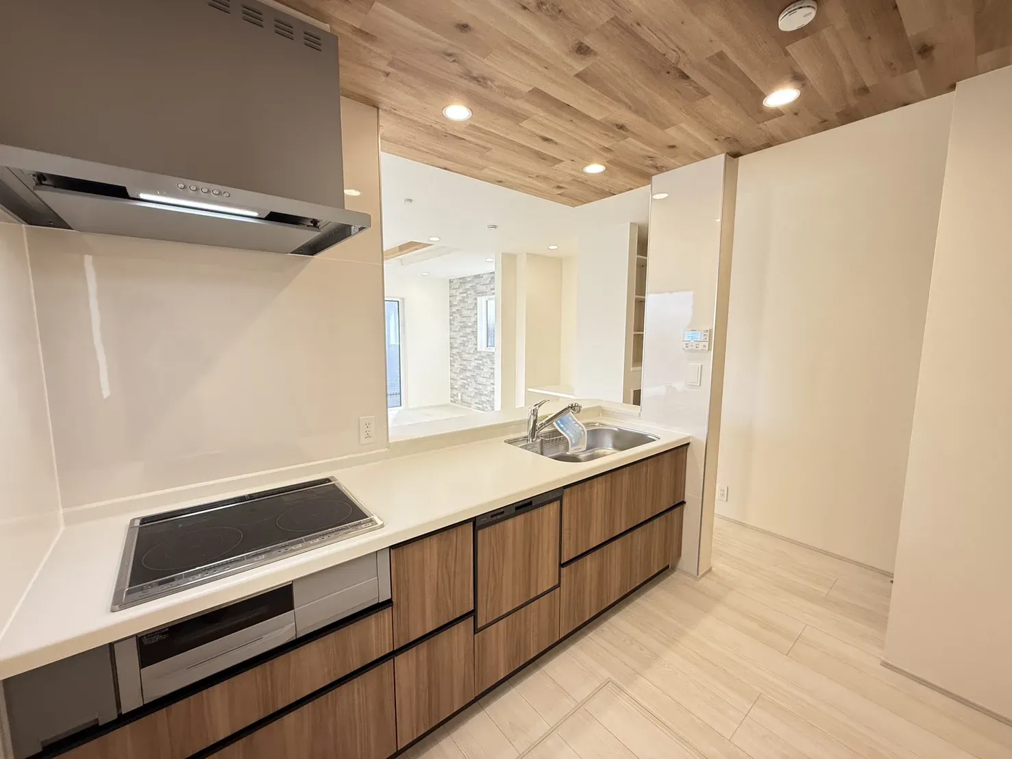 【キッチン】
食器洗浄乾燥機が標準で付いているシステムキッチン。コンロ前には拭き取り簡単なキッチンパネルがあり油飛びも安心。