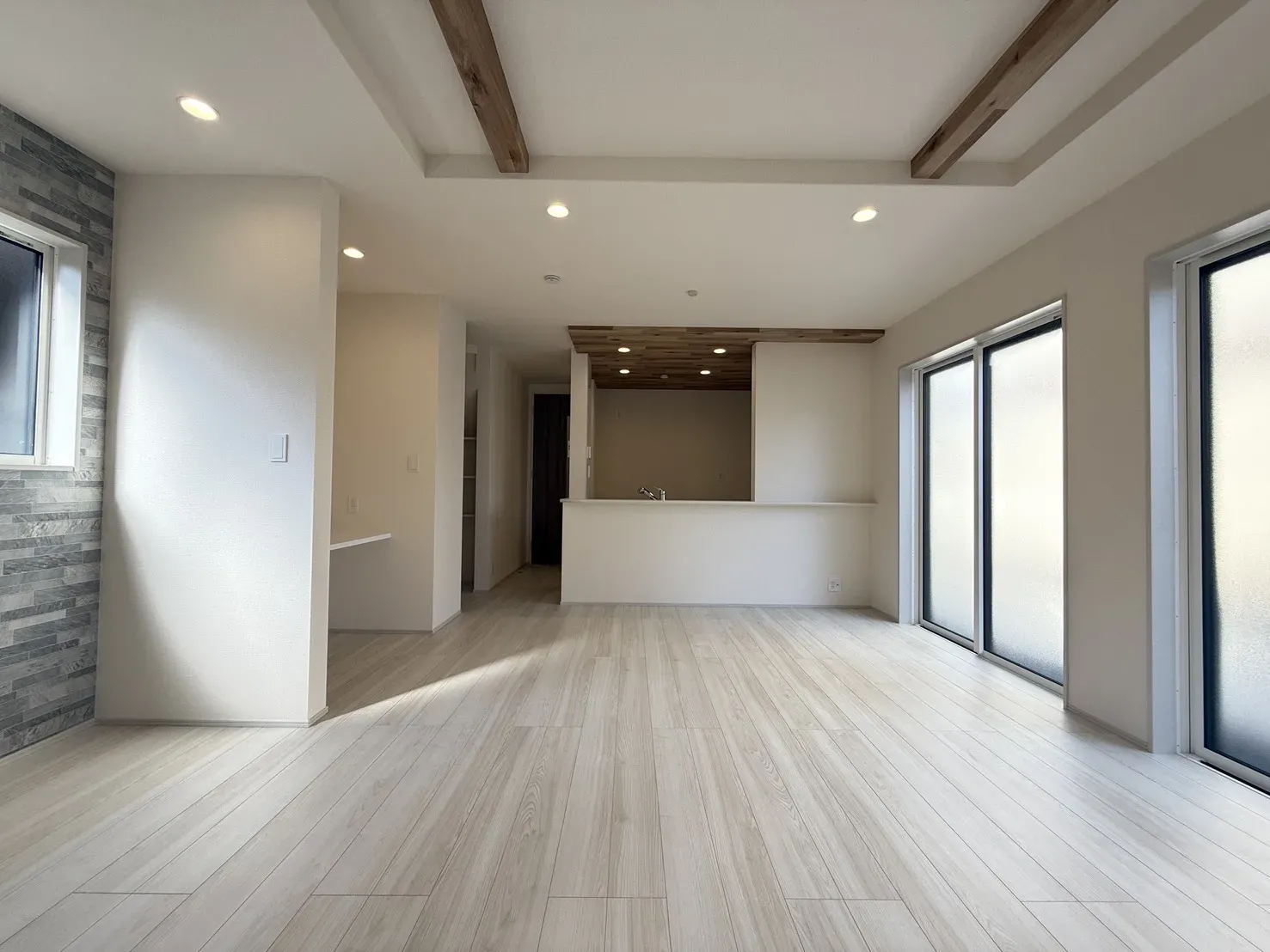 【LDK18.25帖】
キッチンからリビング全体を見渡せる間取り。料理しながら家族との会話を楽しめます!